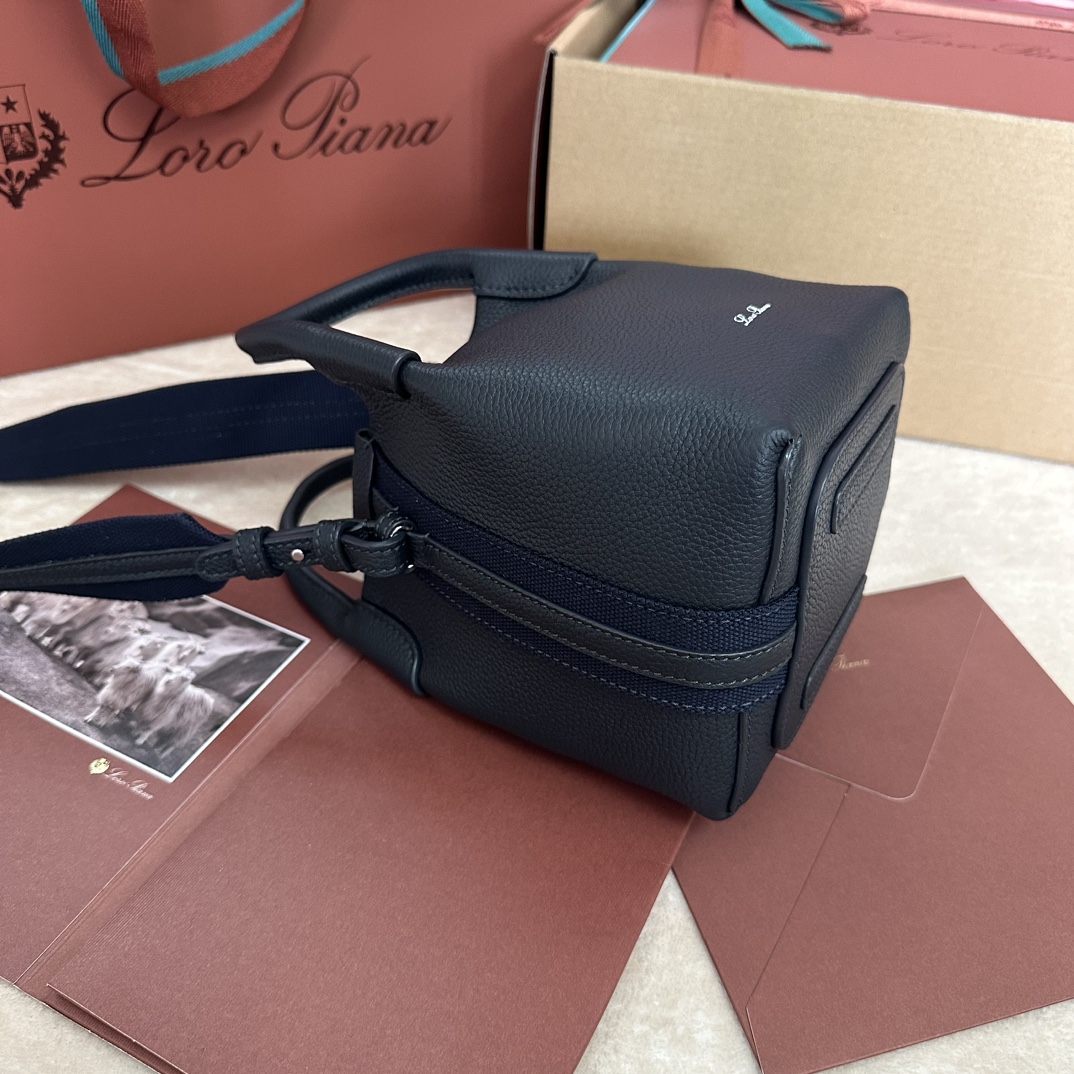 🐠Loro piana Small Bucket Bale Mini Handbagカラー：マーブルピンクBaleバッグの控えめなエレガンスと記念碑的なスタイルは、Loro pianaの独特な伝統をまたひとつ証明しています。四角いフォルムと、カシミヤを重ねるための大きな束に由来する名前は、ロロ・ピアーナの上質なクラフトマンシップへのこだわりを表しています。ボディは非常にソフトなナチュラルグレインのカーフレザー製。サイズ：長さ16✖️14✖️23CM-ハイファッションファクトリー