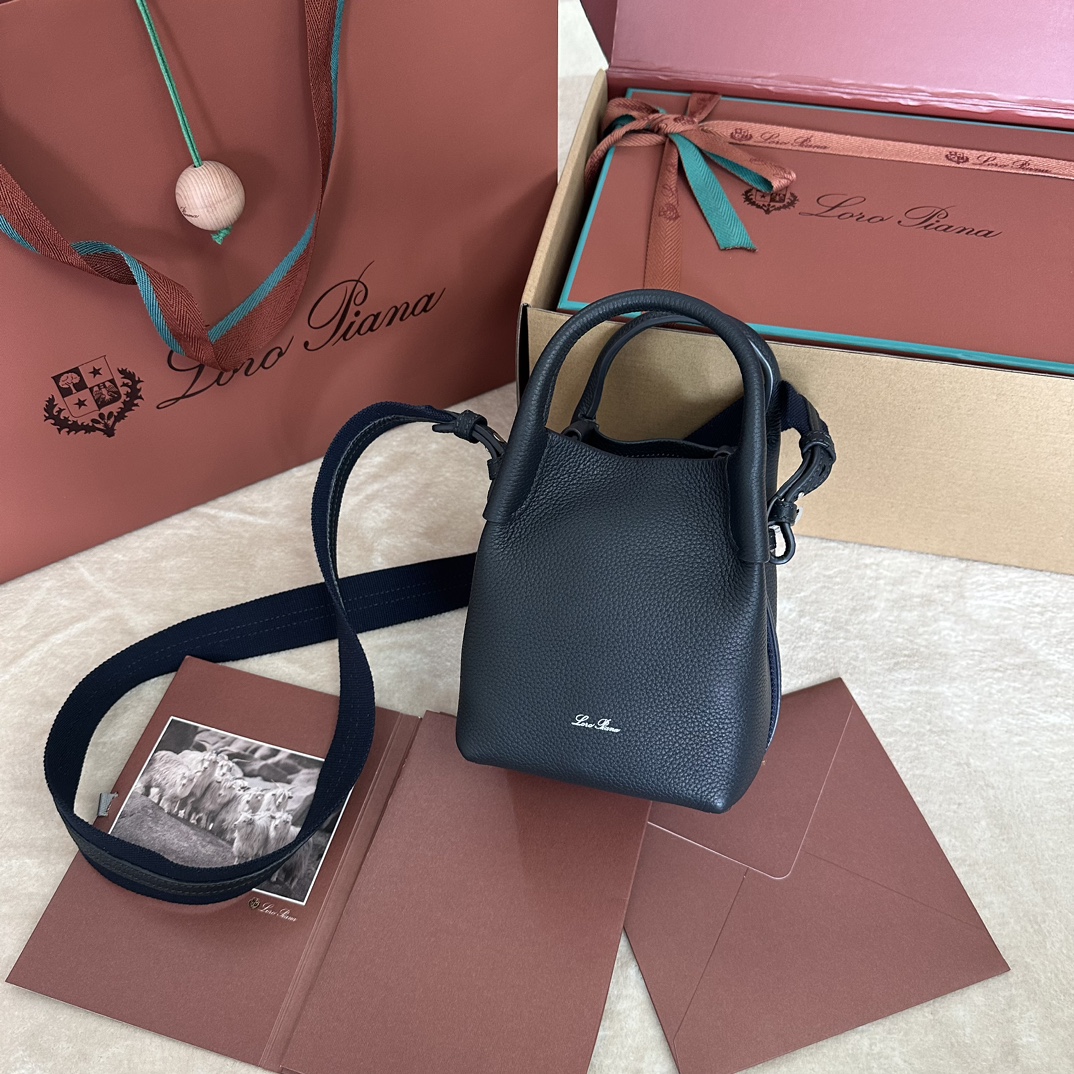 🐠Loro piana Small Bucket Bale Mini Handbagカラー：マーブルピンクBaleバッグの控えめなエレガンスと記念碑的なスタイルは、Loro pianaの独特な伝統をまたひとつ証明しています。四角いフォルムと、カシミヤを重ねるための大きな束に由来する名前は、ロロ・ピアーナの上質なクラフトマンシップへのこだわりを表しています。ボディは非常にソフトなナチュラルグレインのカーフレザー製。サイズ：長さ16✖️14✖️23CM-ハイファッションファクトリー