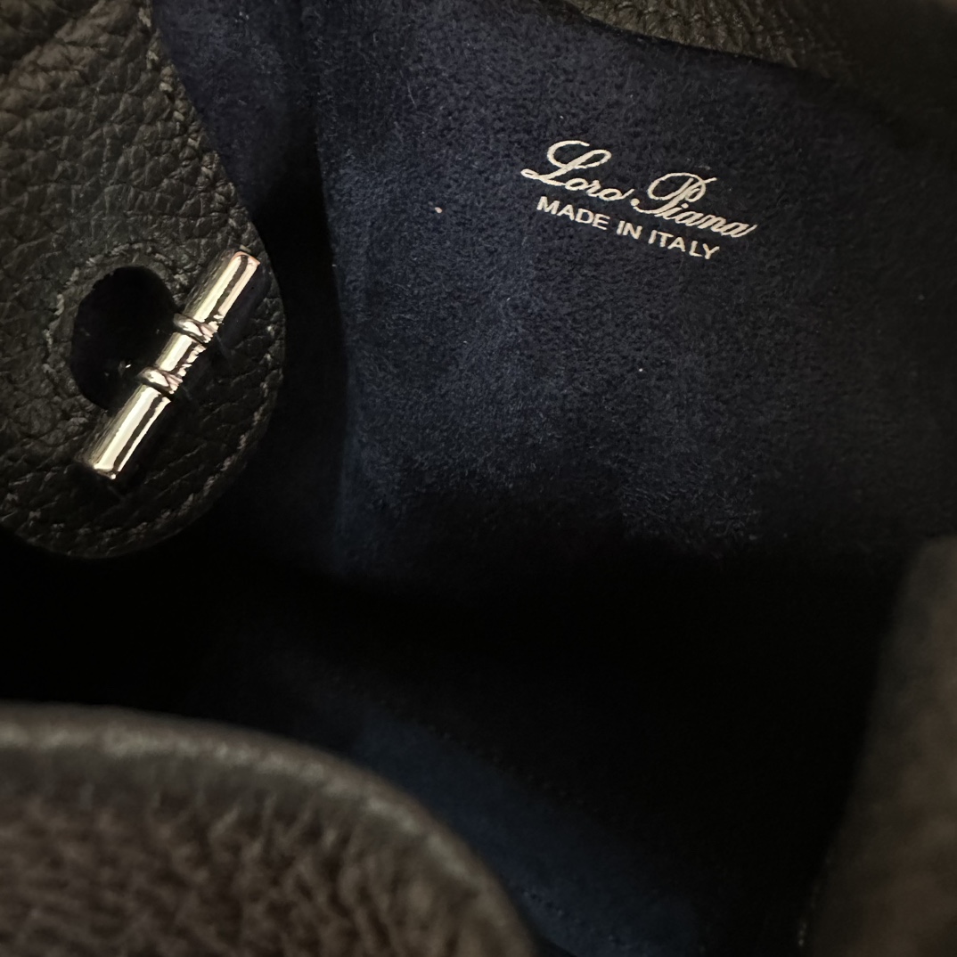 💰1320Loro piana Small Bucket Bale Mini HandbagColour: Midnight BlueA elegância e o estilo intemporal da bolsa Bale são mais um testemunho da herança distintiva da Loro piana. A forma quadrada e o nome, que deriva do grande feixe utilizado para empilhar caxemira, representam a adesão da Loro piana ao artesanato fino. O corpo é feito de pele de vitela com um grão natural muito suave. Tamanho: comprimento 16✖️14✖️23CM-fábrica de alta-costura