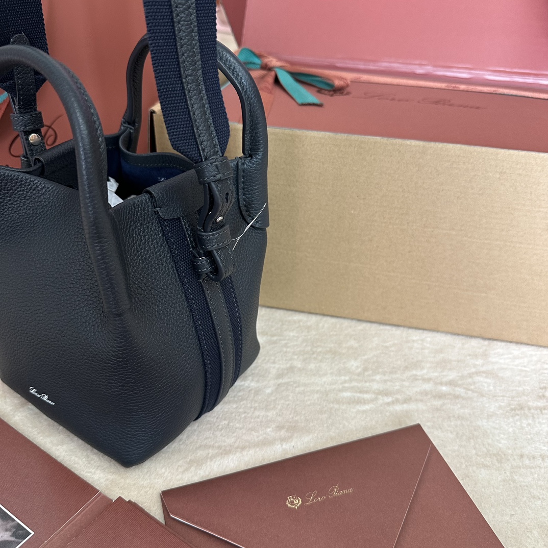 🐠Loro piana Small Bucket Bale Mini Handbagカラー：マーブルピンクBaleバッグの控えめなエレガンスと記念碑的なスタイルは、Loro pianaの独特な伝統をまたひとつ証明しています。四角いフォルムと、カシミヤを重ねるための大きな束に由来する名前は、ロロ・ピアーナの上質なクラフトマンシップへのこだわりを表しています。ボディは非常にソフトなナチュラルグレインのカーフレザー製。サイズ：長さ16✖️14✖️23CM-ハイファッションファクトリー