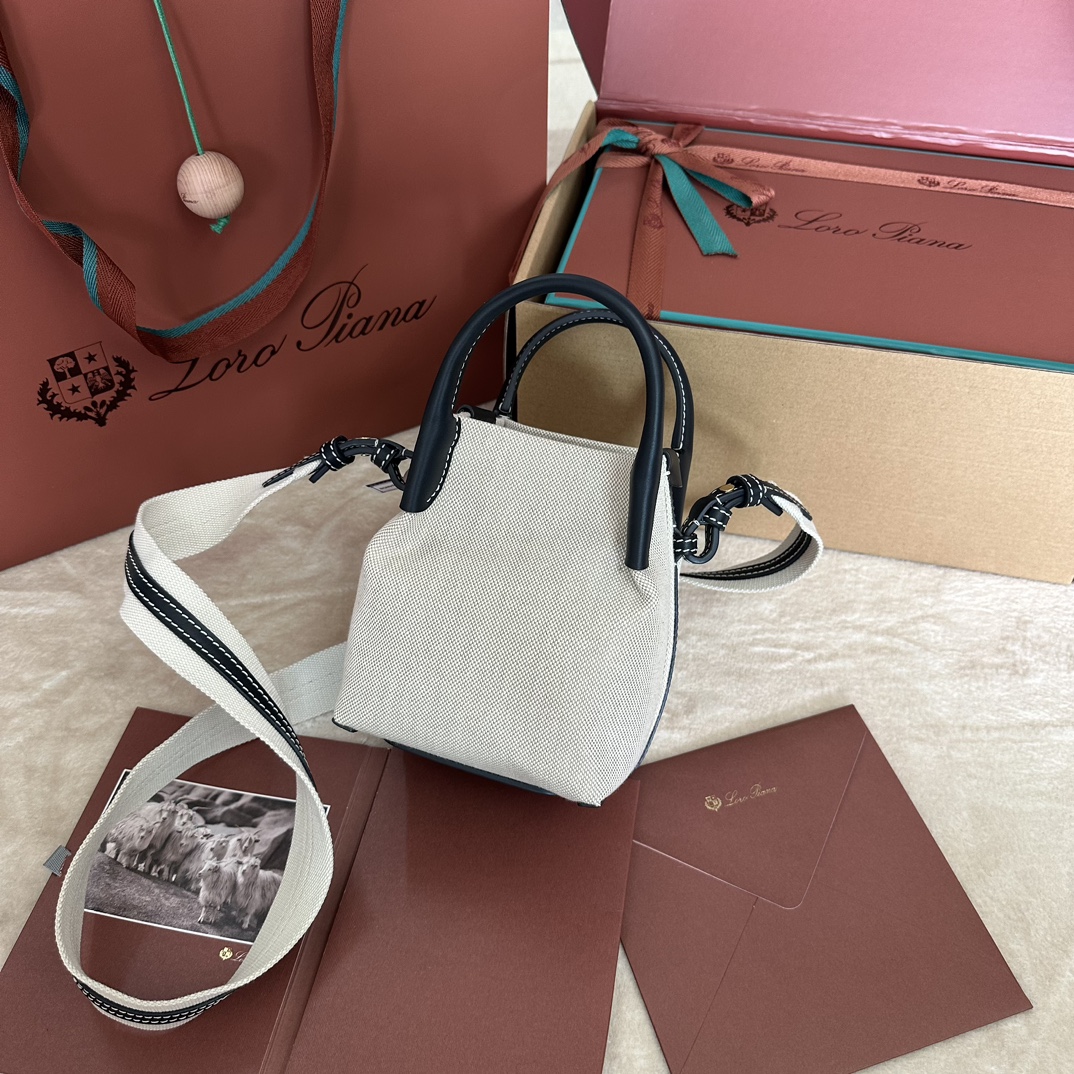 💰1280Loro piana Small Bucket Bale Mini Handbag Colour : White Cashmere L'élégance effacée et le style intemporel du sac Bale témoignent une fois de plus de l'héritage distinctif de Loro piana. La forme carrée et le nom, dérivé des grands ballots utilisés pour stocker le cachemire, représentent l'engagement de Loro piana envers l'artisanat. Le corps est en cuir de veau au grain naturel très doux. Taille : longueur 16✖️14✖️23CM-high-fashion factory