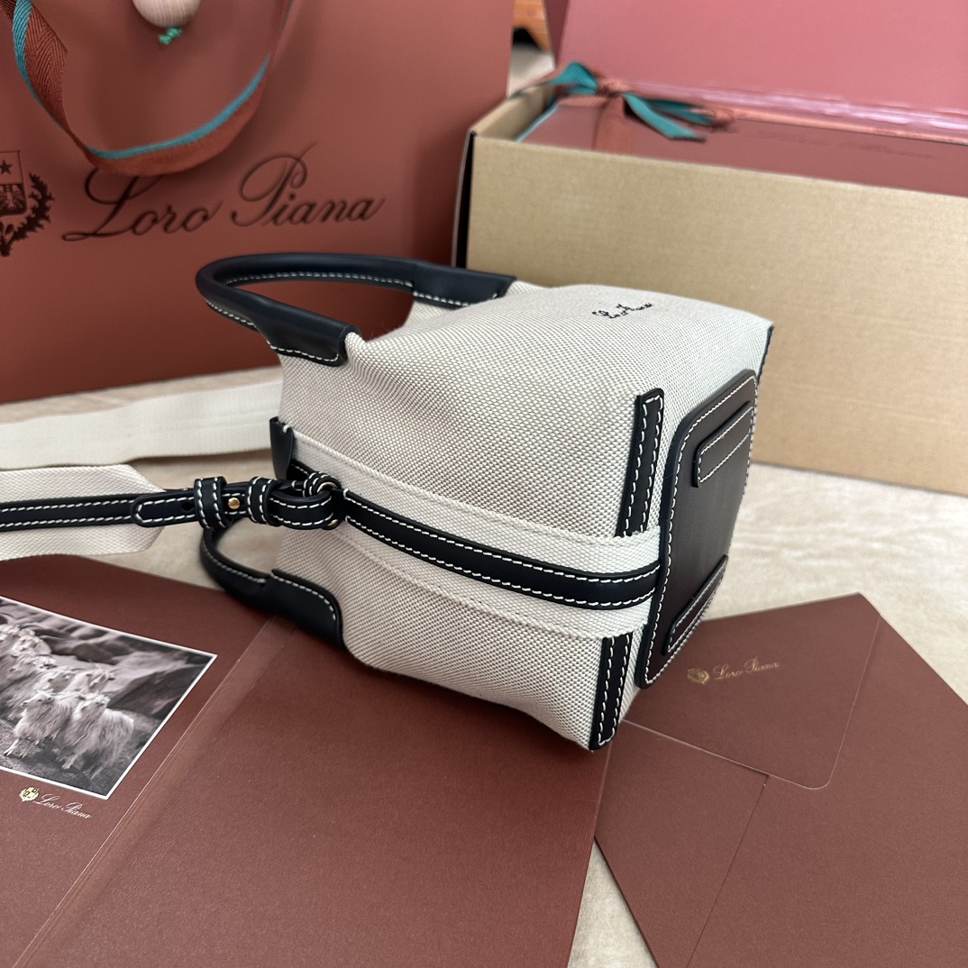 💰1280Loro piana Small Bucket Bale Mini Handbag Colour : White Cashmere L'élégance effacée et le style intemporel du sac Bale témoignent une fois de plus de l'héritage distinctif de Loro piana. La forme carrée et le nom, dérivé des grands ballots utilisés pour stocker le cachemire, représentent l'engagement de Loro piana envers l'artisanat. Le corps est en cuir de veau au grain naturel très doux. Taille : longueur 16✖️14✖️23CM-high-fashion factory