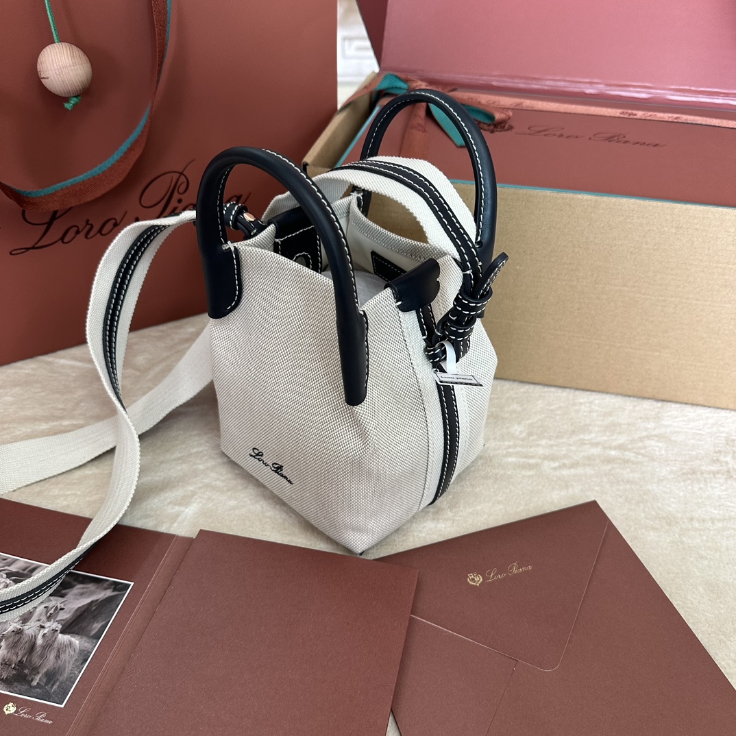 💰1280Loro piana Small Bucket Bale Mini Handbag Colour : White Cashmere L'élégance effacée et le style intemporel du sac Bale témoignent une fois de plus de l'héritage distinctif de Loro piana. La forme carrée et le nom, dérivé des grands ballots utilisés pour stocker le cachemire, représentent l'engagement de Loro piana envers l'artisanat. Le corps est en cuir de veau au grain naturel très doux. Taille : longueur 16✖️14✖️23CM-high-fashion factory