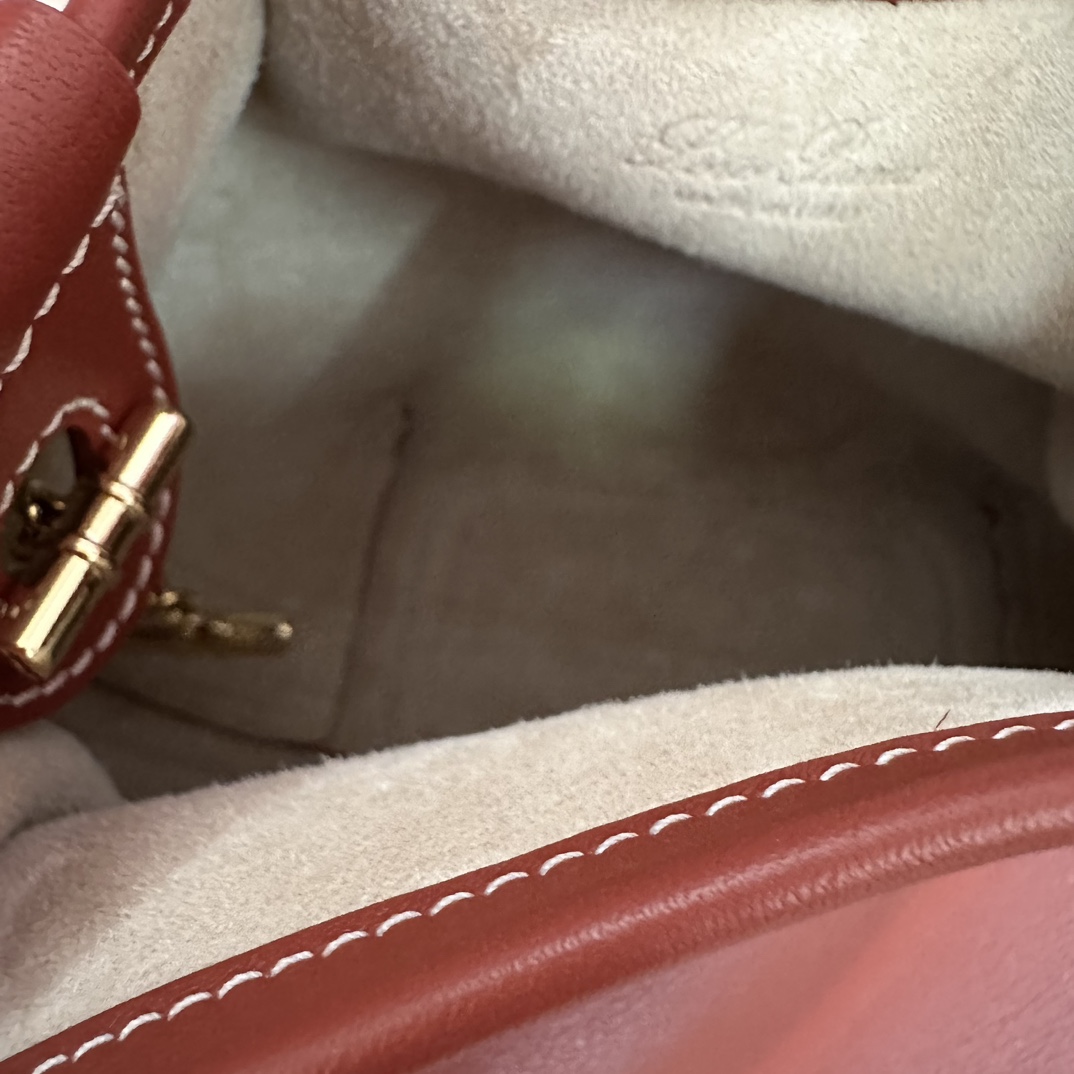 🐠Loro piana Small Bucket Bale Mini Handbagカラー：マーブルピンクBaleバッグの控えめなエレガンスと記念碑的なスタイルは、Loro pianaの独特な伝統をまたひとつ証明しています。四角いフォルムと、カシミヤを重ねるための大きな束に由来する名前は、ロロ・ピアーナの上質なクラフトマンシップへのこだわりを表しています。ボディは非常にソフトなナチュラルグレインのカーフレザー製。サイズ：長さ16✖️14✖️23CM-ハイファッションファクトリー