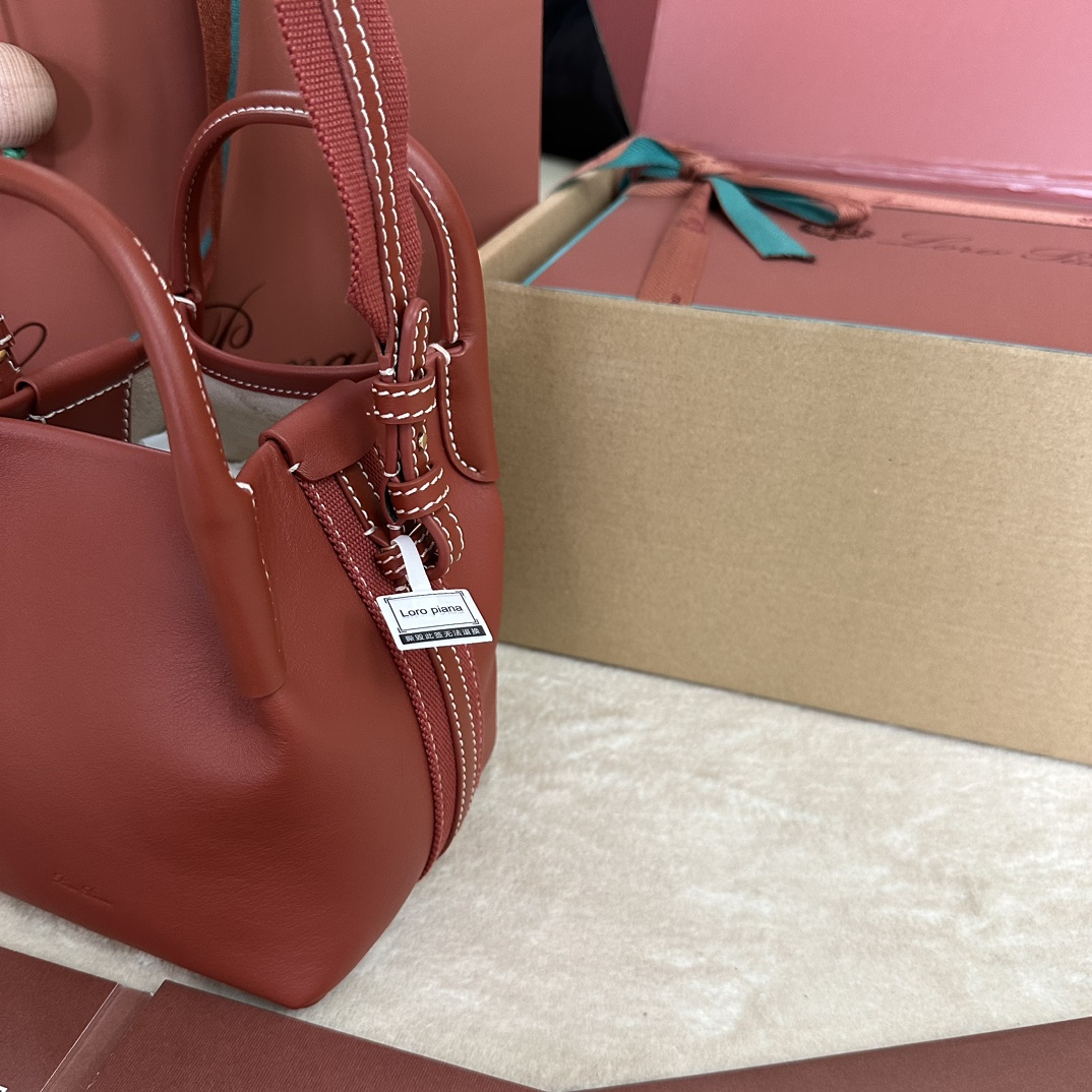 🐠Loro piana Small Bucket Bale Mini Handbagカラー：マーブルピンクBaleバッグの控えめなエレガンスと記念碑的なスタイルは、Loro pianaの独特な伝統をまたひとつ証明しています。四角いフォルムと、カシミヤを重ねるための大きな束に由来する名前は、ロロ・ピアーナの上質なクラフトマンシップへのこだわりを表しています。ボディは非常にソフトなナチュラルグレインのカーフレザー製。サイズ：長さ16✖️14✖️23CM-ハイファッションファクトリー