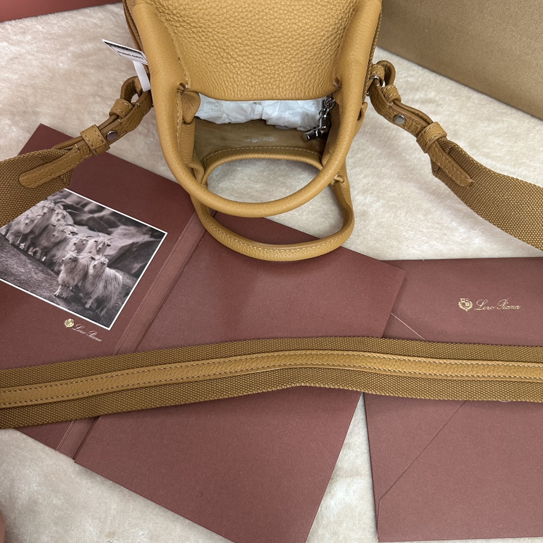 🐠Loro piana Small Bucket Bale Mini Handbagカラー：マーブルピンクBaleバッグの控えめなエレガンスと記念碑的なスタイルは、Loro pianaの独特な伝統をまたひとつ証明しています。四角いフォルムと、カシミヤを重ねるための大きな束に由来する名前は、ロロ・ピアーナの上質なクラフトマンシップへのこだわりを表しています。ボディは非常にソフトなナチュラルグレインのカーフレザー製。サイズ：長さ16✖️14✖️23CM-ハイファッションファクトリー