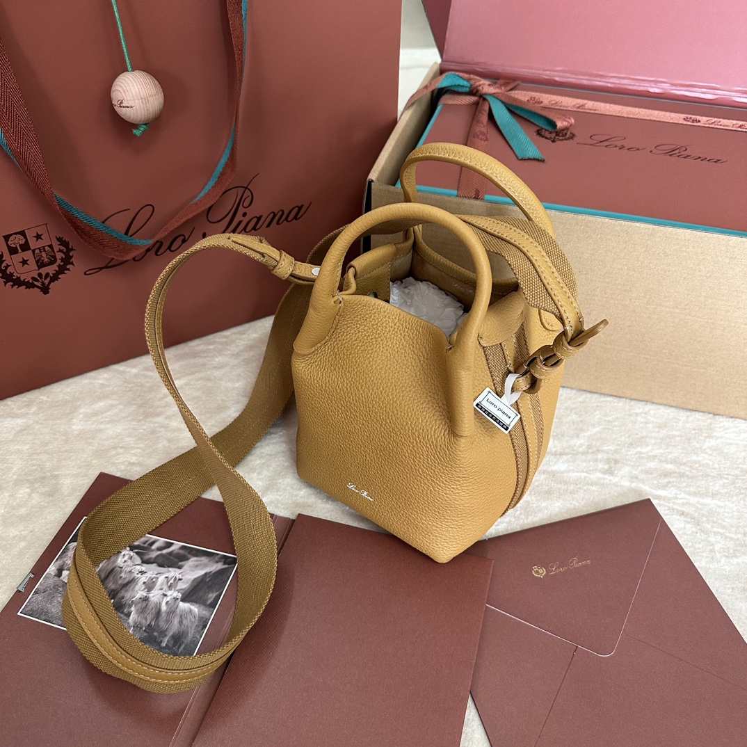 🐠Loro piana Small Bucket Bale Mini Handbagカラー：マーブルピンクBaleバッグの控えめなエレガンスと記念碑的なスタイルは、Loro pianaの独特な伝統をまたひとつ証明しています。四角いフォルムと、カシミヤを重ねるための大きな束に由来する名前は、ロロ・ピアーナの上質なクラフトマンシップへのこだわりを表しています。ボディは非常にソフトなナチュラルグレインのカーフレザー製。サイズ：長さ16✖️14✖️23CM-ハイファッションファクトリー