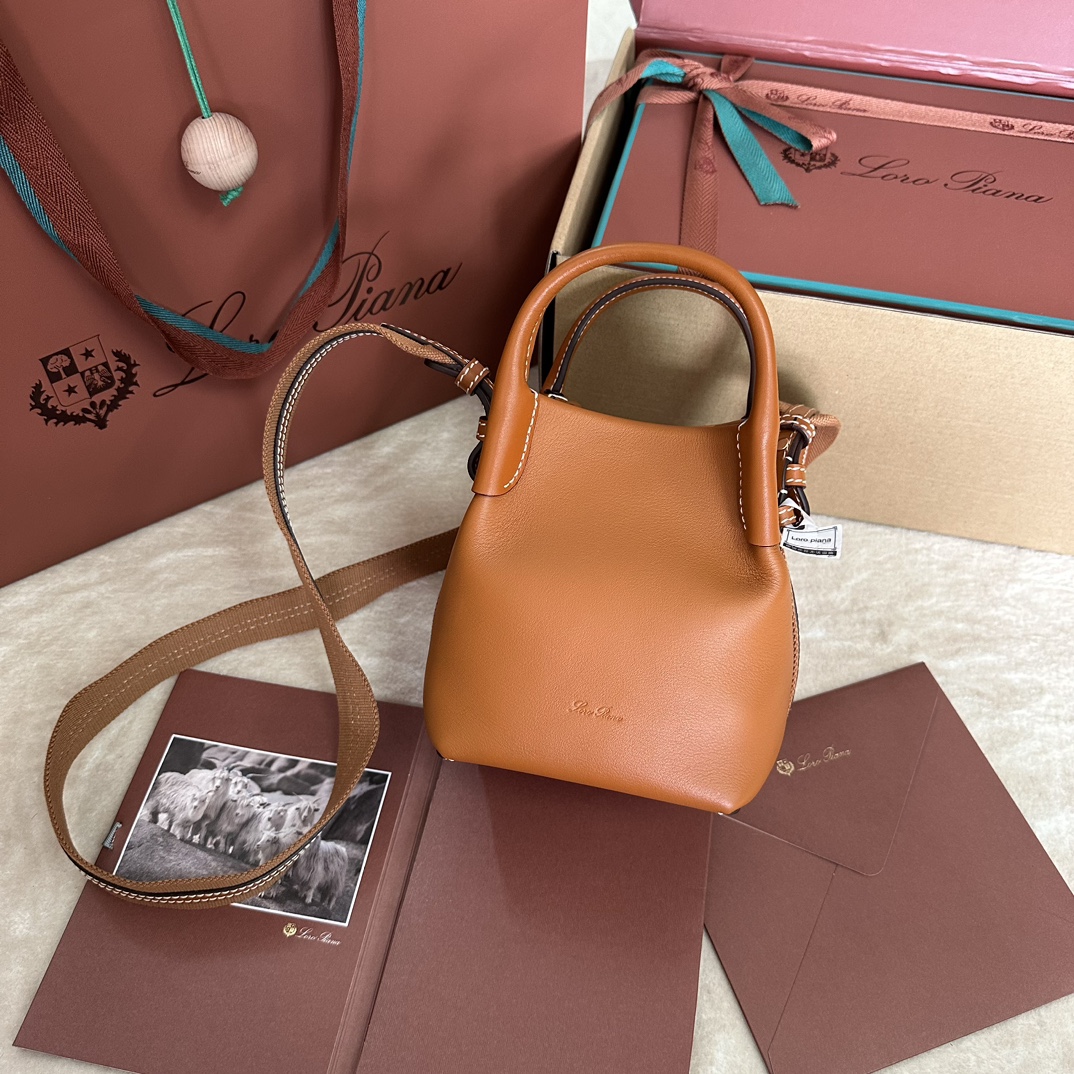 💰1320
Loro piana 小水桶
Bale 迷你手袋
颜色：棕色平纹
Bale包的自在高雅品味与不朽风格，再次见证了Loro piana与众不同的传承。方型的造型与命名，源自用于堆存羊绒的大捆包，代表着Loro piana对精工匠艺的坚持。采用小牛皮制作的包身，拥有十分柔软的自然粒面。
尺寸：长16✖️14✖️23CM-高仿包包