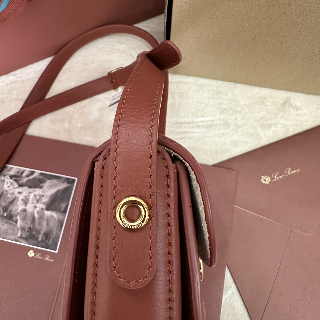 p360 GUCCI Marmont Card HolderアイコニックなGUCCIのマーモントモチーフが、バリエーション豊かでありながらクラシックなシンボルへと変貌を遂げ、新しいコレクションに彩りを添えています。ツートンカラーのアイコニックなダブルGロゴが、ベージュとエボニーのGGスプリームキャンバスとライトベージュレザーのコントラストが鮮やかなカードホルダーボディにあしらわれていますベージュとエボニーのGGスプリームキャンバスライトベージュレザーベージュレザーパイピングクラウドテキスタイルライニングツートーンGG内装：オープンポケット×2ボタンフラップ重さ：約0.63kg型番：790067サイズ：縦7.5×横11×厚さ2cmカラー：ライトベージュイタリア製