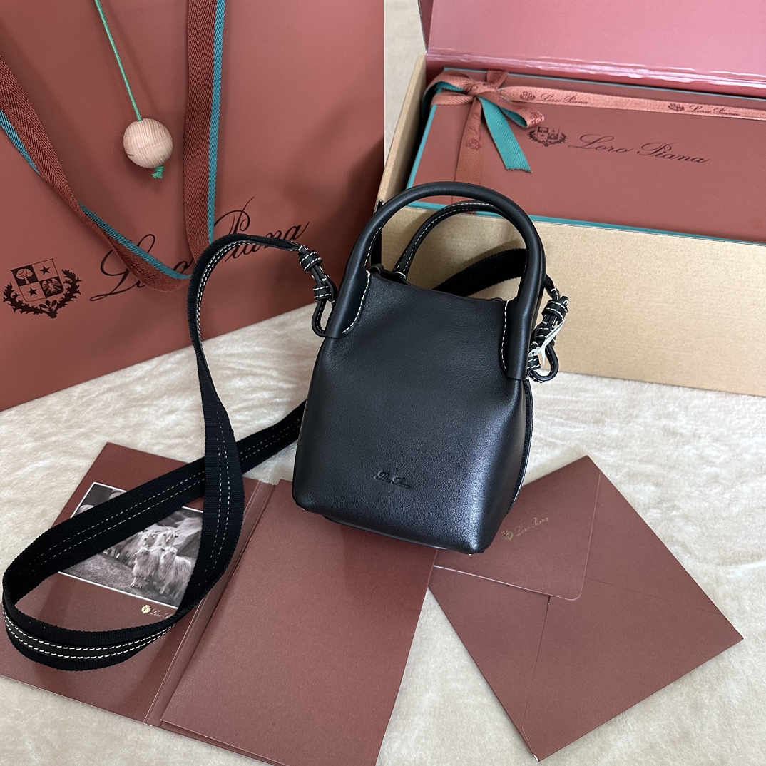 💰1320
Loro piana 小水桶
Bale 迷你手袋
颜色：黑色平纹
Bale包的自在高雅品味与不朽风格，再次见证了Loro piana与众不同的传承。方型的造型与命名，源自用于堆存羊绒的大捆包，代表着Loro piana对精工匠艺的坚持。采用小牛皮制作的包身，拥有十分柔软的自然粒面。
尺寸：长16✖️14✖️23CM-高仿包包