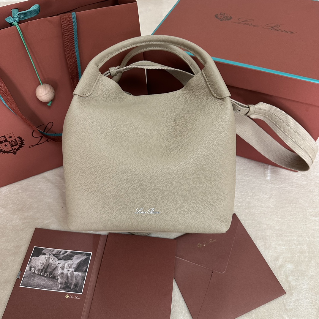 💰1920Loro piana Big Bucket Bale Large Handbag Colour : Pale Frankincense Le sac Bale, avec son élégance effacée et son style intemporel, est un autre témoignage de l'héritage distinctif de Loro piana. La forme carrée et le nom, dérivé des grands ballots utilisés pour stocker le cachemire, représentent l'engagement de Loro piana envers l'artisanat. Le corps est en cuir de veau au grain naturel très doux. Taille : longueur 28✖️22✖️36CM-sacs haute couture