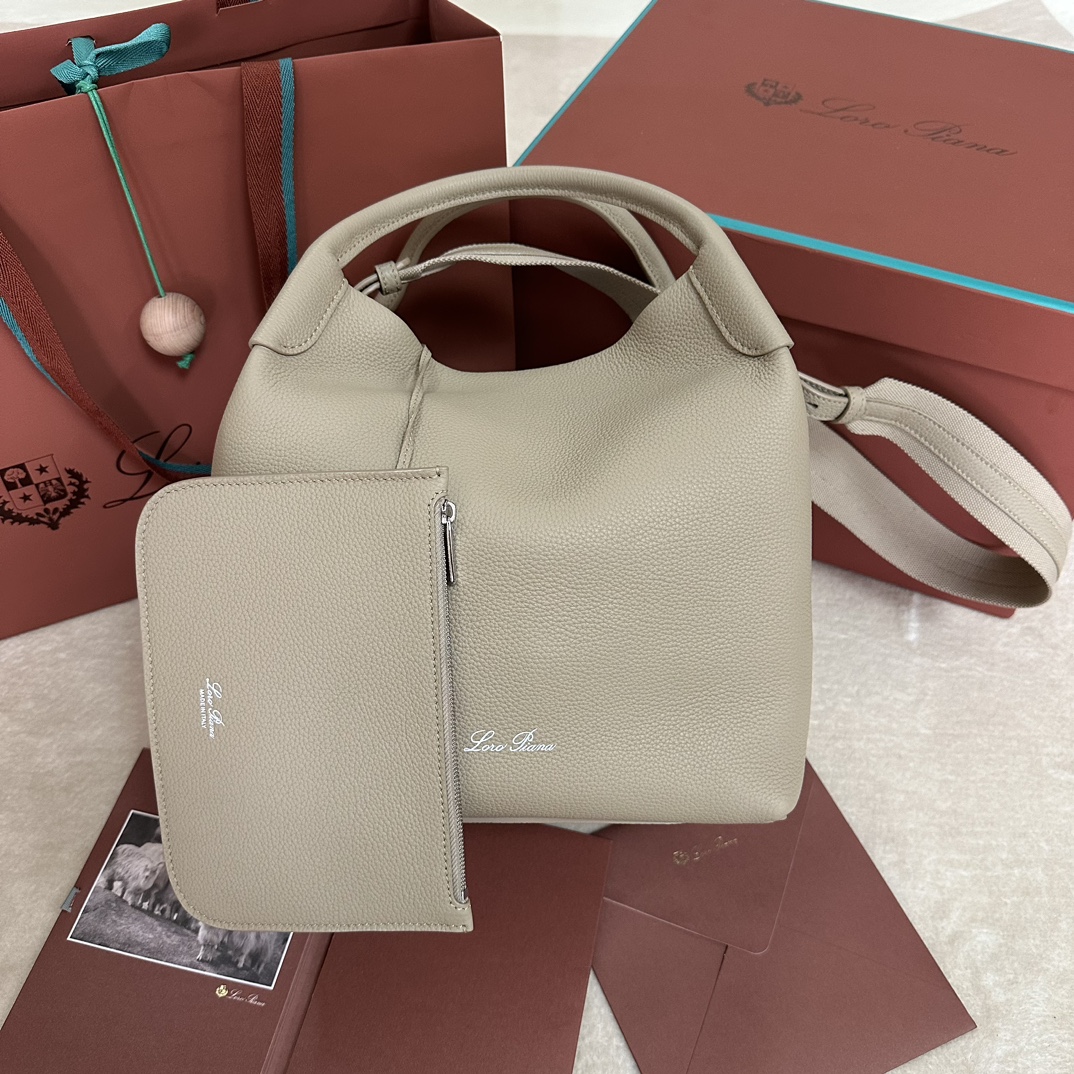 💰1920Loro piana Big Bucket Bale Large Handbag Colour : Pale Frankincense Le sac Bale, avec son élégance effacée et son style intemporel, est un autre témoignage de l'héritage distinctif de Loro piana. La forme carrée et le nom, dérivé des grands ballots utilisés pour stocker le cachemire, représentent l'engagement de Loro piana envers l'artisanat. Le corps est en cuir de veau au grain naturel très doux. Taille : longueur 28✖️22✖️36CM-high-fashion factory