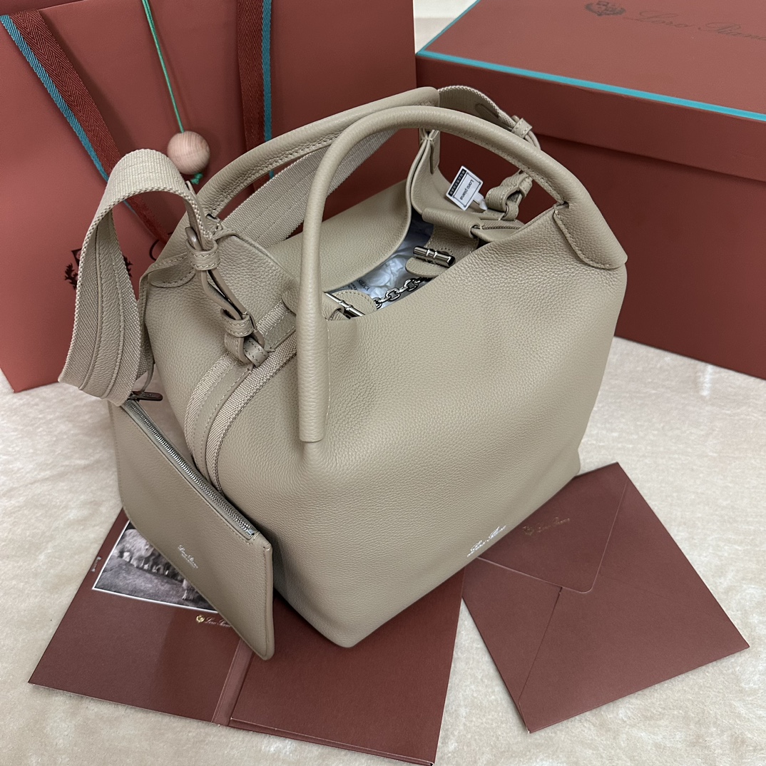 💰1920Loro piana Big Bucket Bale Large Handbag Colour : Pale Frankincense Le sac Bale, avec son élégance effacée et son style intemporel, est un autre témoignage de l'héritage distinctif de Loro piana. La forme carrée et le nom, dérivé des grands ballots utilisés pour stocker le cachemire, représentent l'engagement de Loro piana envers l'artisanat. Le corps est en cuir de veau au grain naturel très doux. Taille : longueur 28✖️22✖️36CM-high-fashion factory