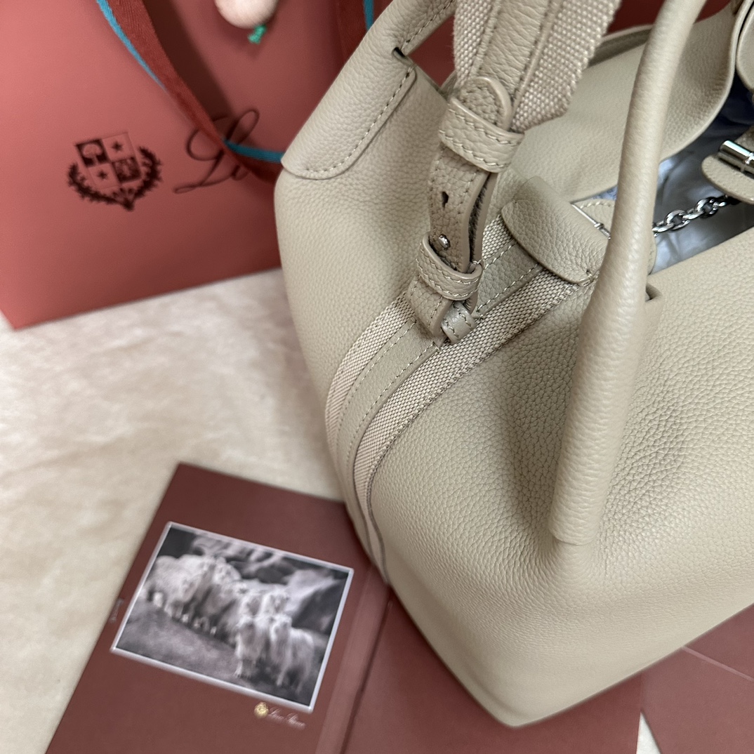 💰1920Loro piana Big Bucket Bale Large Handbag Colour : Pale Frankincense Le sac Bale, avec son élégance effacée et son style intemporel, est un autre témoignage de l'héritage distinctif de Loro piana. La forme carrée et le nom, dérivé des grands ballots utilisés pour stocker le cachemire, représentent l'engagement de Loro piana envers l'artisanat. Le corps est en cuir de veau au grain naturel très doux. Taille : longueur 28✖️22✖️36CM-high-fashion factory