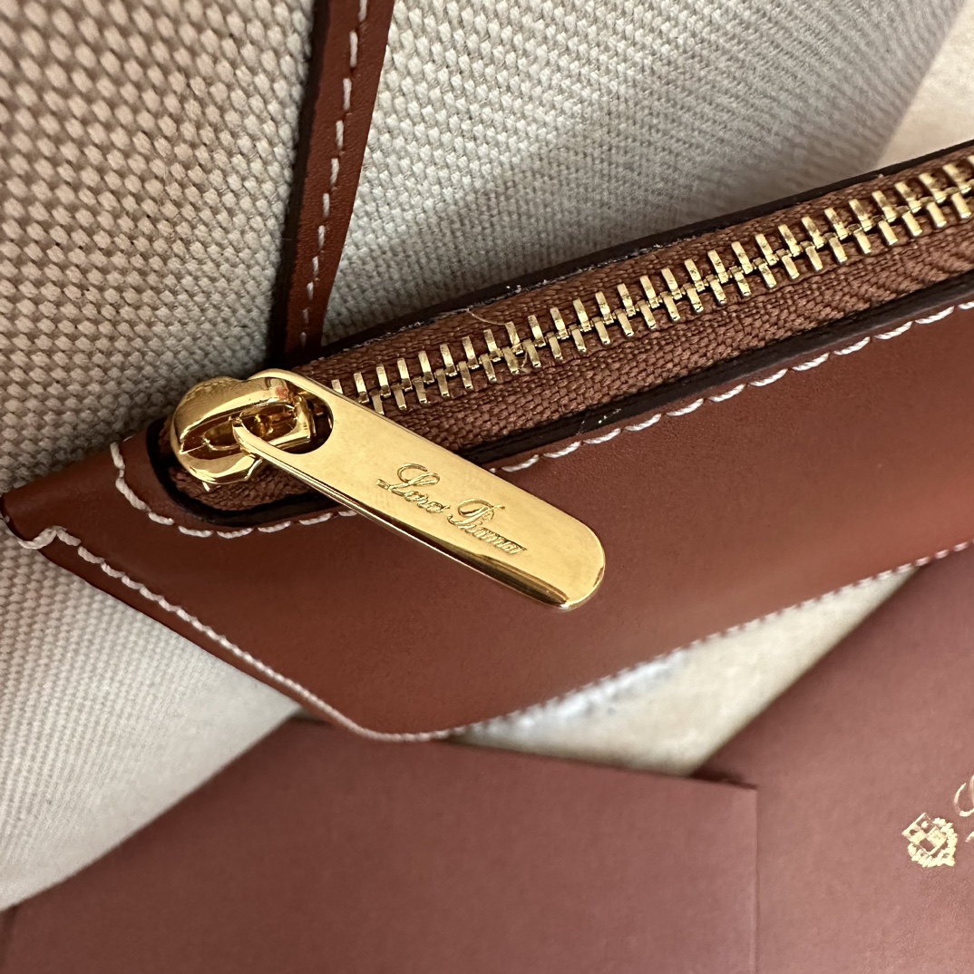 👠Loro piana Big Bucket Bale Large HandbagColour: Canvas Brown控えめなエレガンスと時代を超越したスタイルを持つBaleバッグは、Loro pianaの独特な伝統の新たな証です。スクエアなフォルムと、カシミアを収納するための大きな束に由来するネーミングは、ロロ・ピアーナのクラフツマンシップへのこだわりを表しています。ボディは非常にソフトなナチュラルグレインのカーフレザー製。サイズ：長さ28✖️22✖️36CM-ハイファッションバッグ