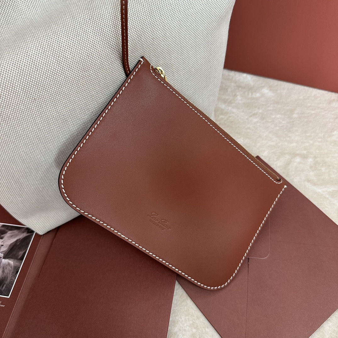 👠Loro piana Big Bucket Bale Large HandbagColour: Canvas Brown控えめなエレガンスと時代を超越したスタイルを持つBaleバッグは、Loro pianaの独特な伝統の新たな証です。スクエアなフォルムと、カシミアを収納するための大きな束に由来するネーミングは、ロロ・ピアーナのクラフツマンシップへのこだわりを表しています。ボディは非常にソフトなナチュラルグレインのカーフレザー製。サイズ：長さ28✖️22✖️36CM-ハイファッションバッグ