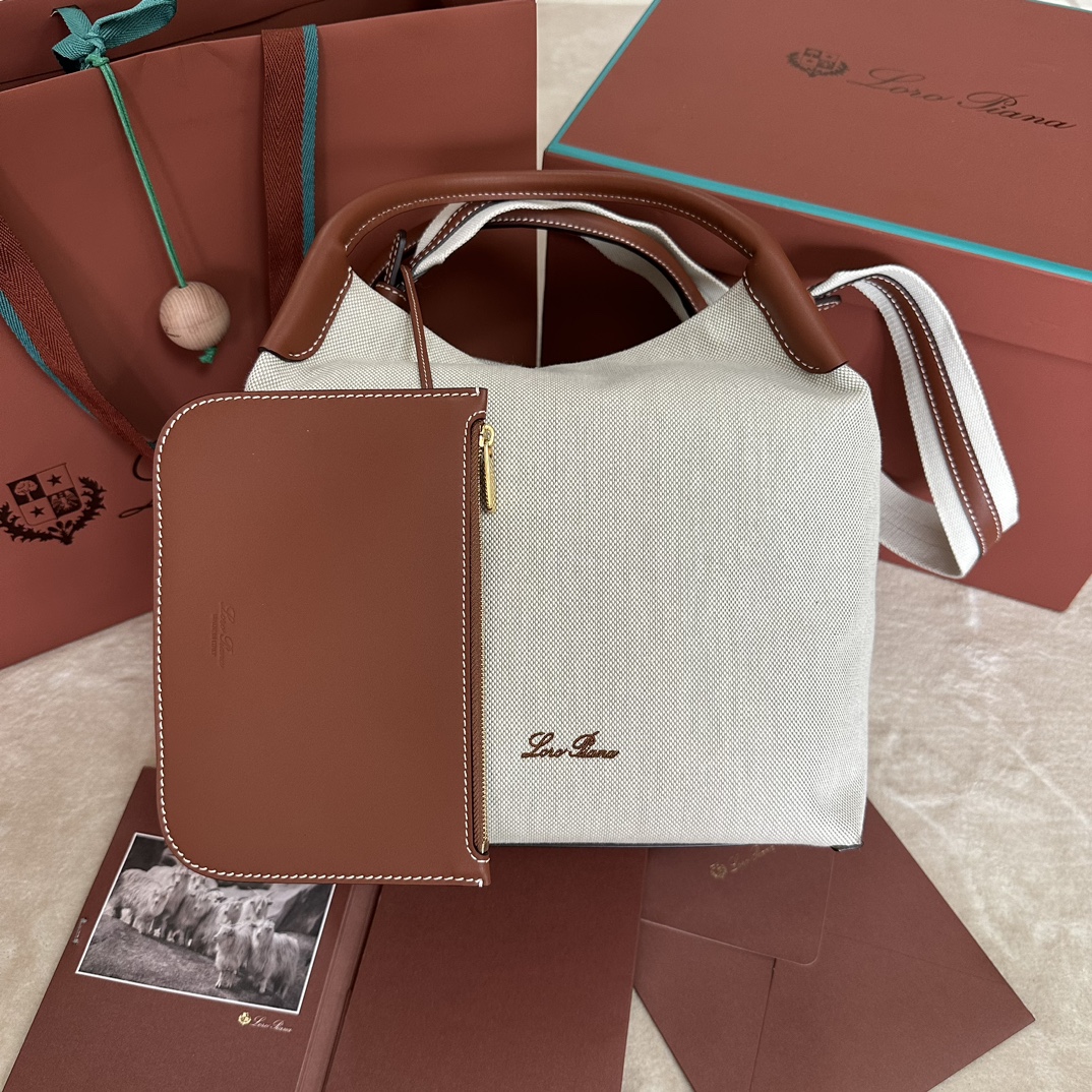 💰1460Loro piana Big Bucket Bale Large HandbagColor : Canvas BrownLe sac Bale, avec son élégance effacée et son style intemporel, est un autre témoignage de l'héritage distinctif de Loro piana. La forme carrée et le nom, dérivé des grands ballots utilisés pour stocker le cachemire, représentent l'engagement de Loro piana envers l'artisanat. Le corps est en cuir de veau au grain naturel très doux. Taille : longueur 28✖️22✖️36CM-high-fashion factory