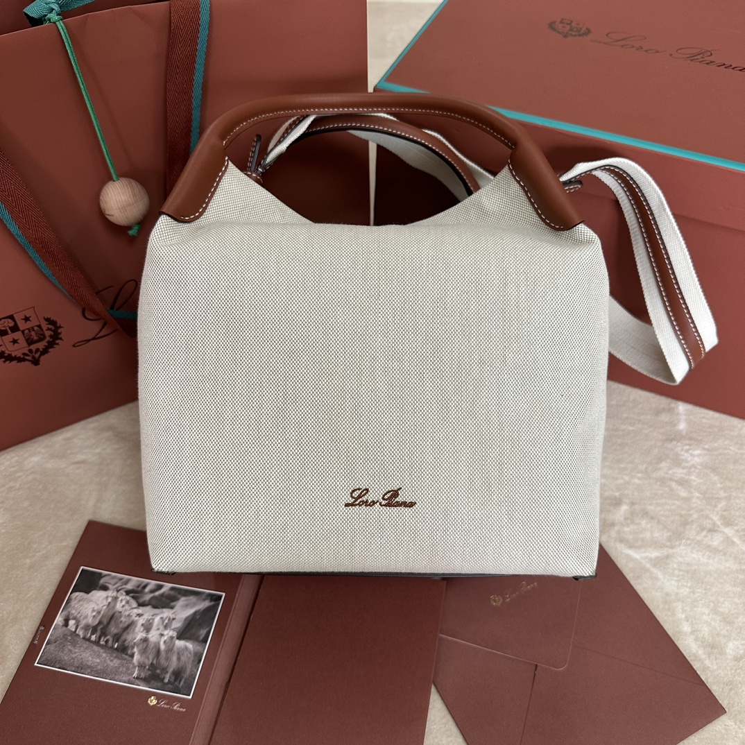 💰1460Loro piana Big Bucket Bale Large HandbagColour: Canvas BrownO saco Bale, com a sua elegância modesta e estilo intemporal, é mais um testemunho da herança distintiva da Loro piana. A forma quadrada e o nome, derivados dos grandes feixes utilizados para armazenar caxemira, representam o compromisso da Loro piana com o artesanato. O corpo é feito de pele de vitela com um grão natural muito suave. Tamanho: comprimento 28✖️22✖️36CM-bolsas de alta-costura