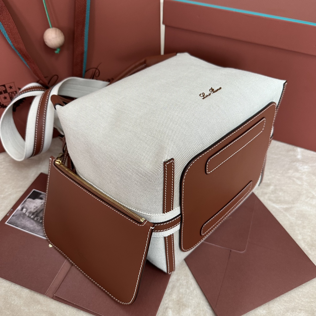 👠Loro piana Big Bucket Bale Large HandbagColour: Canvas Brown控えめなエレガンスと時代を超越したスタイルを持つBaleバッグは、Loro pianaの独特な伝統の新たな証です。スクエアなフォルムと、カシミアを収納するための大きな束に由来するネーミングは、ロロ・ピアーナのクラフツマンシップへのこだわりを表しています。ボディは非常にソフトなナチュラルグレインのカーフレザー製。サイズ：長さ28✖️22✖️36CM-ハイファッションバッグ