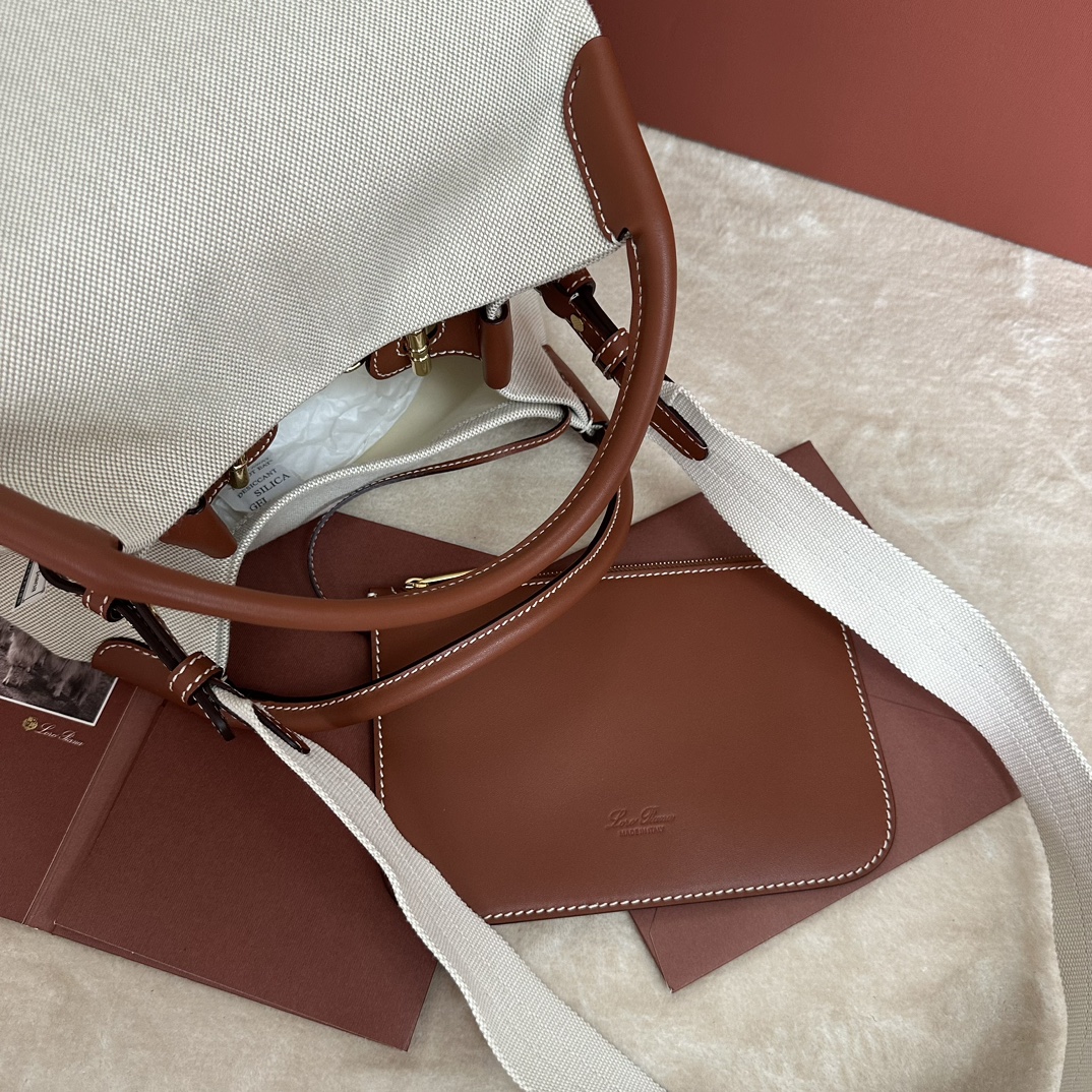 👠Loro piana Big Bucket Bale Large HandbagColour: Canvas Brown控えめなエレガンスと時代を超越したスタイルを持つBaleバッグは、Loro pianaの独特な伝統の新たな証です。スクエアなフォルムと、カシミアを収納するための大きな束に由来するネーミングは、ロロ・ピアーナのクラフツマンシップへのこだわりを表しています。ボディは非常にソフトなナチュラルグレインのカーフレザー製。サイズ：長さ28✖️22✖️36CM-ハイファッションバッグ