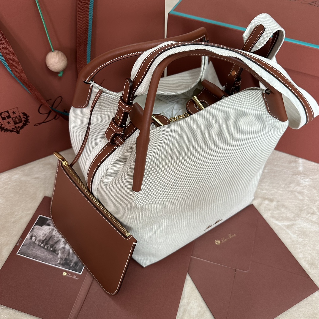 💰1460Loro piana Big Bucket Bale Large HandbagColor : Canvas BrownLe sac Bale, avec son élégance effacée et son style intemporel, est un autre témoignage de l'héritage distinctif de Loro piana. La forme carrée et le nom, dérivé des grands ballots utilisés pour stocker le cachemire, représentent l'engagement de Loro piana envers l'artisanat. Le corps est en cuir de veau au grain naturel très doux. Taille : longueur 28✖️22✖️36CM-high-fashion factory