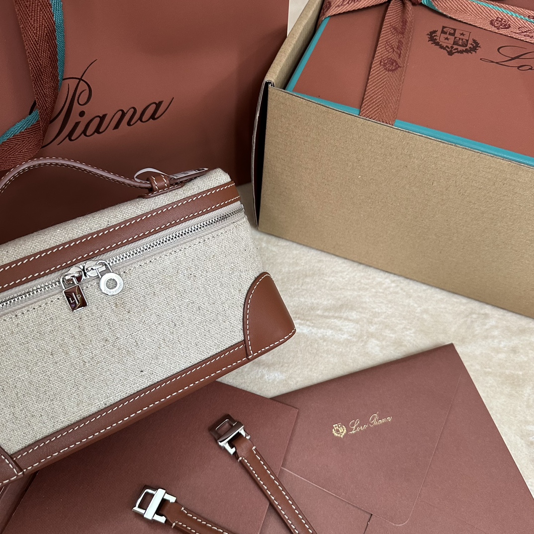 💰1160Loro pianaExtra Pocket L19 Clutch Calfskin / Item: FA8393Color: Cold IndigoProduct DetailsWide-opening pouch crafted from butter-soft calfskin. A detachable shoulder strap is included to create a versatile mini bag. Height:11cmWidth:19cmDepth:6.5cm*Size is measured by hand, if there is a slight error, please understandLeather handles with two-way zipper closure, with MyCharms ornamentBody Material:100% Cow LeatherLining:100% Sheep Leather-High Faux Factory