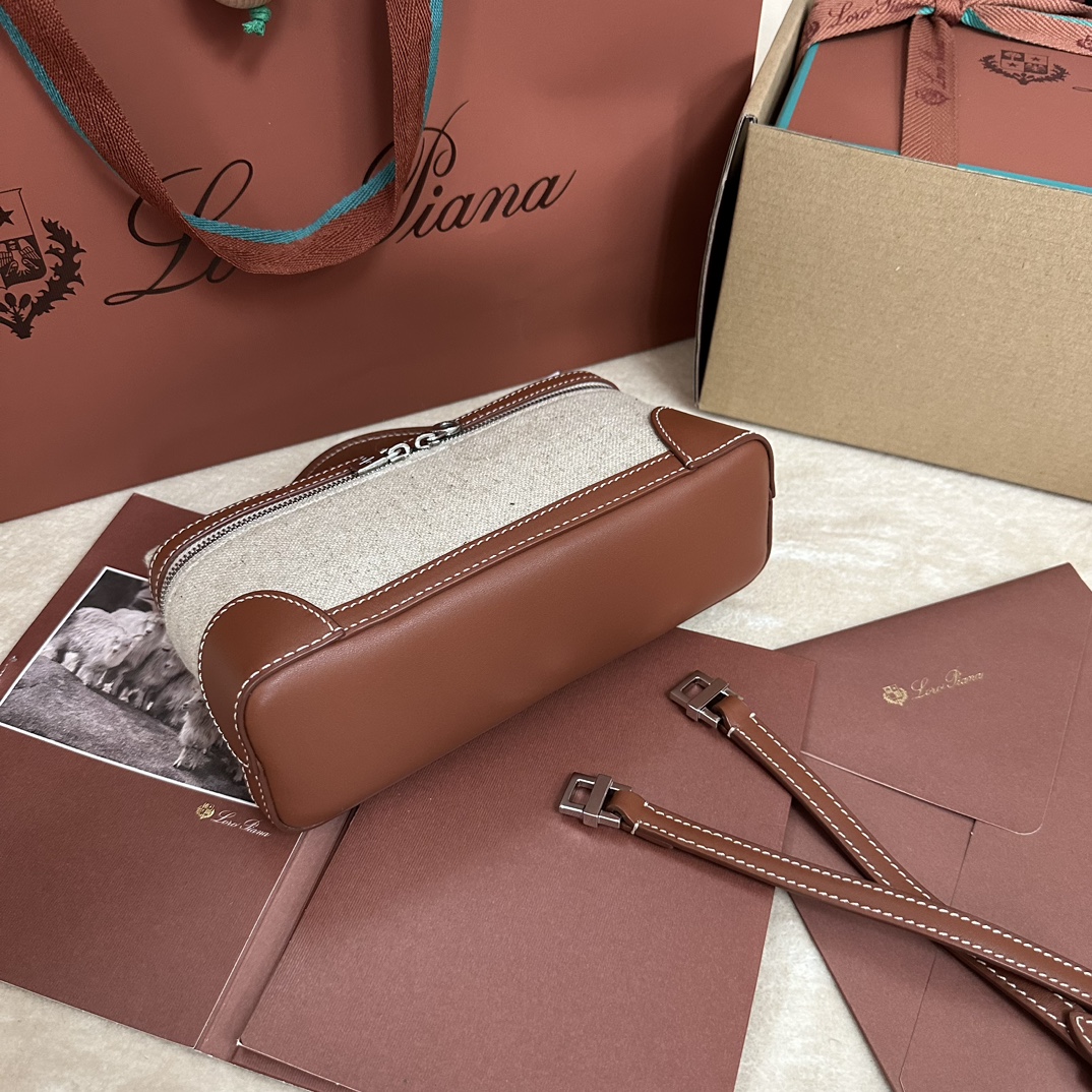 💰1160Loro pianaExtra Pocket L19 Clutch Calfskin / Item: FA8393Color: Cold IndigoProduct DetailsWide-opening pouch crafted from butter-soft calfskin. A detachable shoulder strap is included to create a versatile mini bag. Height:11cmWidth:19cmDepth:6.5cm*Size is measured by hand, if there is a slight error, please understandLeather handles with two-way zipper closure, with MyCharms ornamentBody Material:100% Cow LeatherLining:100% Sheep Leather-High Faux Factory