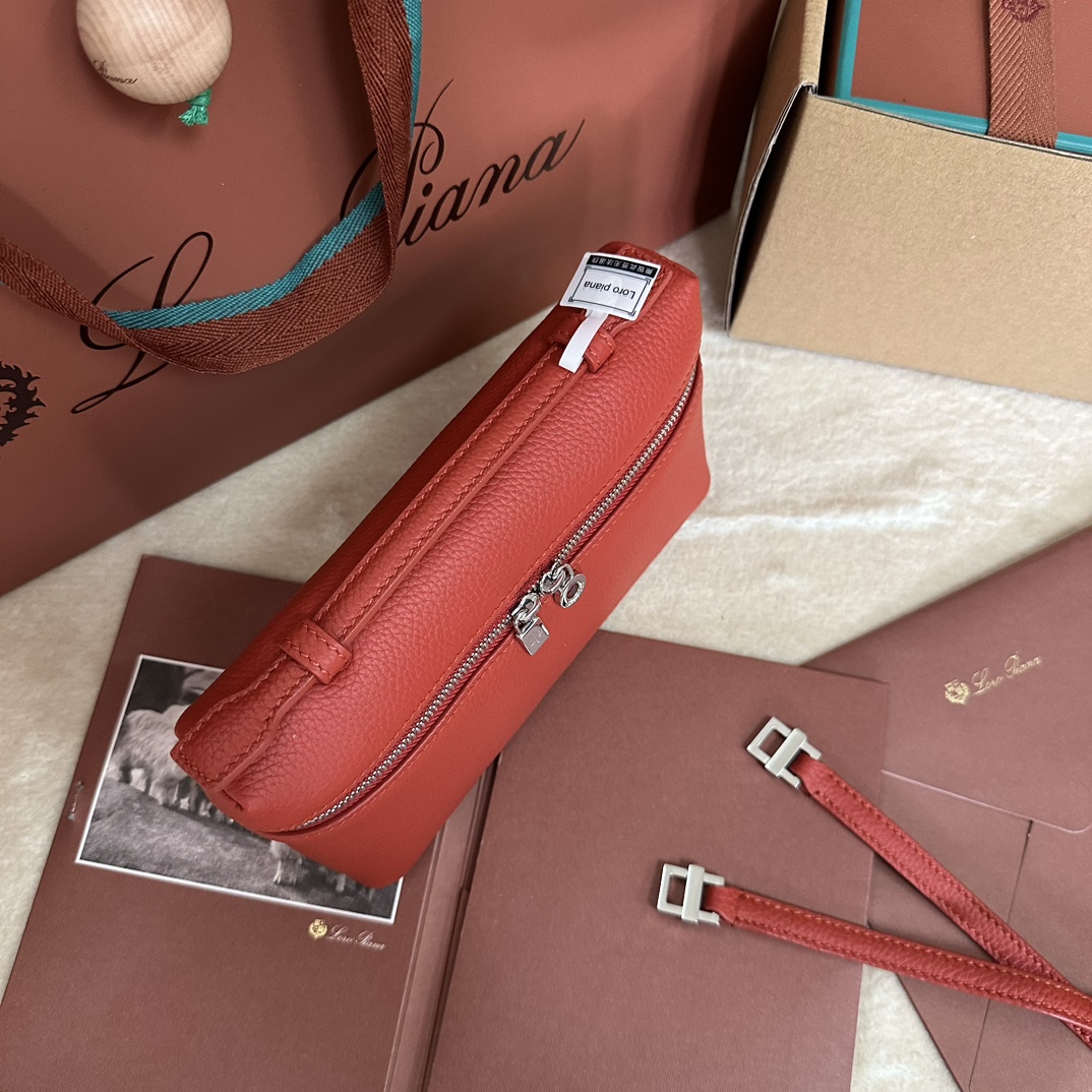 💰1160Loro pianaExtra Pocket L19 Clutch Calfskin / Item: FA8393Color: Cold IndigoProduct DetailsWide-opening pouch crafted from butter-soft calfskin. A detachable shoulder strap is included to create a versatile mini bag. Height:11cmWidth:19cmDepth:6.5cm*Size is measured by hand, if there is a slight error, please understandLeather handles with two-way zipper closure, with MyCharms ornamentBody Material:100% Cow LeatherLining:100% Sheep Leather-High Faux Factory