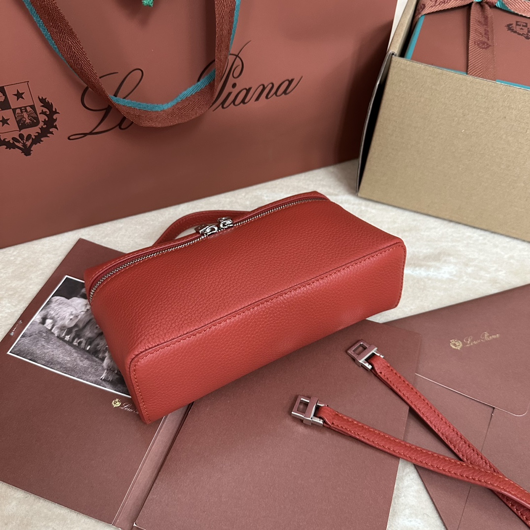 💰1160Loro pianaExtra Pocket L19 Clutch Calfskin / Item: FA8393Color: Cold IndigoProduct DetailsWide-opening pouch crafted from butter-soft calfskin. A detachable shoulder strap is included to create a versatile mini bag. Height:11cmWidth:19cmDepth:6.5cm*Size is measured by hand, if there is a slight error, please understandLeather handles with two-way zipper closure, with MyCharms ornamentBody Material:100% Cow LeatherLining:100% Sheep Leather-High Faux Factory