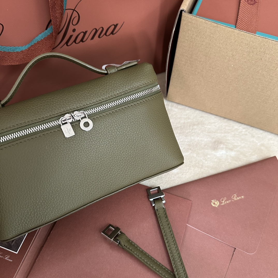 💰1160Loro pianaExtra Pocket L19 Clutch Bag Calfskin / Item : FA8393Color : Cold IndigoProduct DetailsPochette à ouverture latérale réalisée en cuir de veau doux comme du beurre. Une bandoulière amovible est incluse pour créer un mini sac polyvalent. Hauteur:11cmLargeur:19cmProfondeur:6,5cm*La taille est mesurée à la main, veuillez comprendre s'il y a une légère erreurPoignées en cuir avec fermeture à glissière à double sens, avec ornement MyCharmsMatériau du corps:100% cuir de vacheDoublure:100% cuir de mouton-Haut Faux Factory