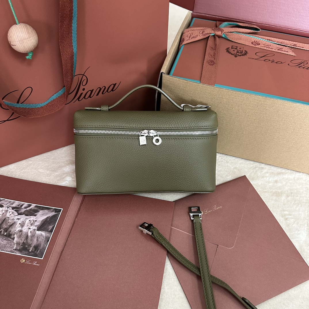 💰1160Loro pianaExtra Pocket L19 Clutch Bag Calfskin / Item : FA8393Color : Cold IndigoProduct DetailsPochette à ouverture latérale réalisée en cuir de veau doux comme du beurre. Une bandoulière amovible est incluse pour créer un mini sac polyvalent. Hauteur:11cmLargeur:19cmProfondeur:6,5cm*La taille est mesurée à la main, veuillez comprendre s'il y a une légère erreurPoignées en cuir avec fermeture à glissière à double sens, avec ornement MyCharmsMatériau du corps:100% cuir de vacheDoublure:100% cuir de mouton-Haut Faux Factory