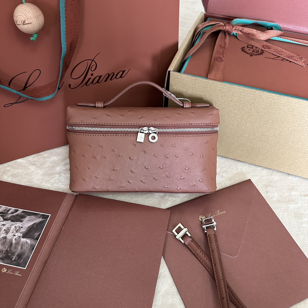 💰1160Extra Pocket L19 Silver Buckle Référence : FAN1034 Couleur : Red Brick Ostrich Cette pochette à large ouverture est réalisée en cuir d'autruche précieux, auquel plusieurs procédés artisanaux confèrent une texture lisse et chic. La conception compacte avec ruban crée un élément pratique et polyvalent, idéal pour créer un look sportif au quotidien. Taille : 19✖️11✖️6.5cmFermeture éclair à double sens avec breloque My Charms sur la tête de la fermeture éclairCorps : cuir d'autrucheDoublure : peau d'agneau-Sacs de haute qualité