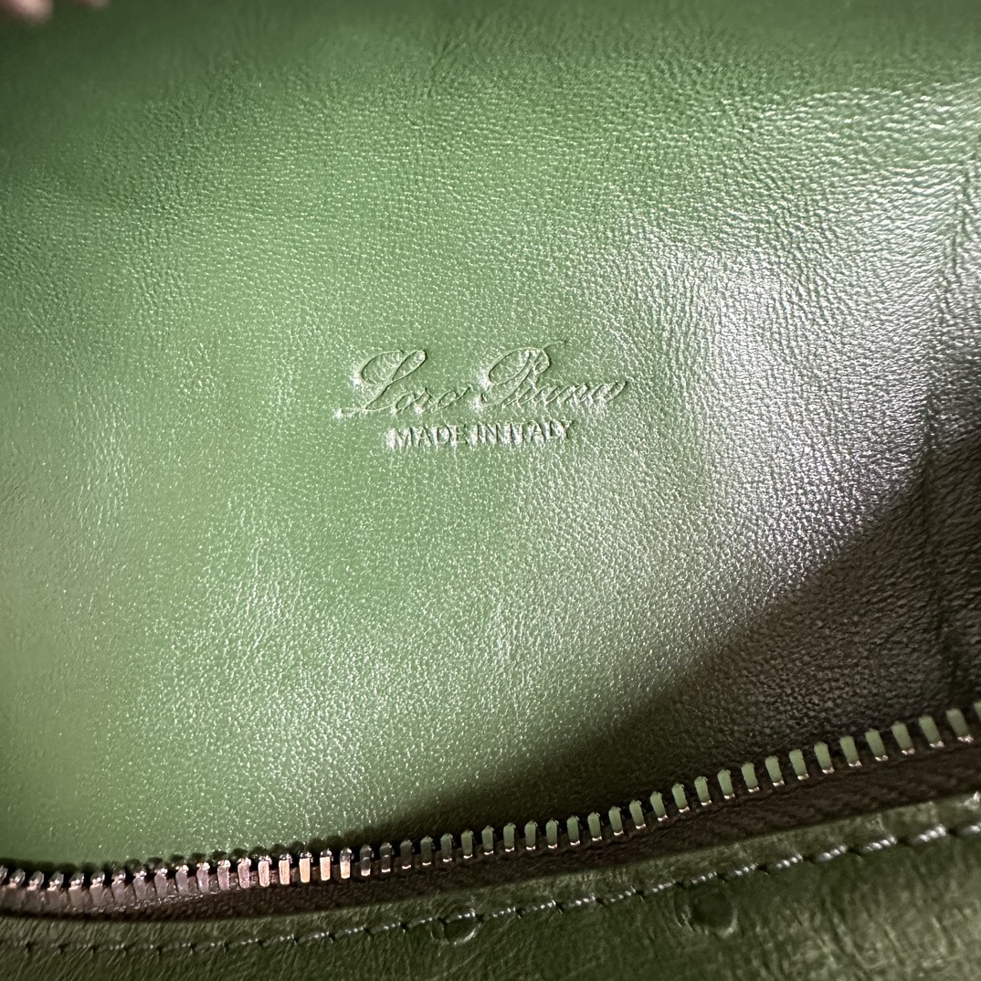 Image[9]-💰1160Extra Pocket L19 Silver Buckle Item No.: FAN1034 Color: Lichen Green Ostrich This wide-open clutch is made from precious ostrich leather, which has been handcrafted with several processes to give the leather a smooth and chic texture. The compact design with tape creates a practical and versatile feature, ideal for creating a dynamic temperament on a daily basis. Size: 19✖️11✖️6.5cmTwo-way zipper closure with My Charms charm on the zipper headBody: ostrich leatherLining: lambskin-High-quality handbags