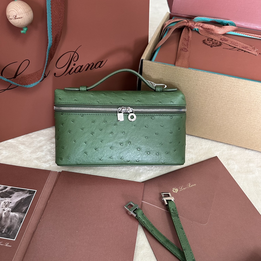 1160エクストラポケット L19 シルバーバックル 商品番号: FAN1034 カラー: Lichen Green Ostrich 貴重なオーストリッチレザーを使用したワイドオープンのクラッチバッグ。テープで開閉するコンパクトなデザインは、実用的で汎用性が高く、デイリーにスポーティなスタイルを演出するのに理想的です。サイズ: 19✖️11✖️6.5cm2WAYファスナー開閉、ファスナーヘッドにマイチャームチャーム付き本体: オーストリッチレザー裏地: ラムスキン-高級バッグ