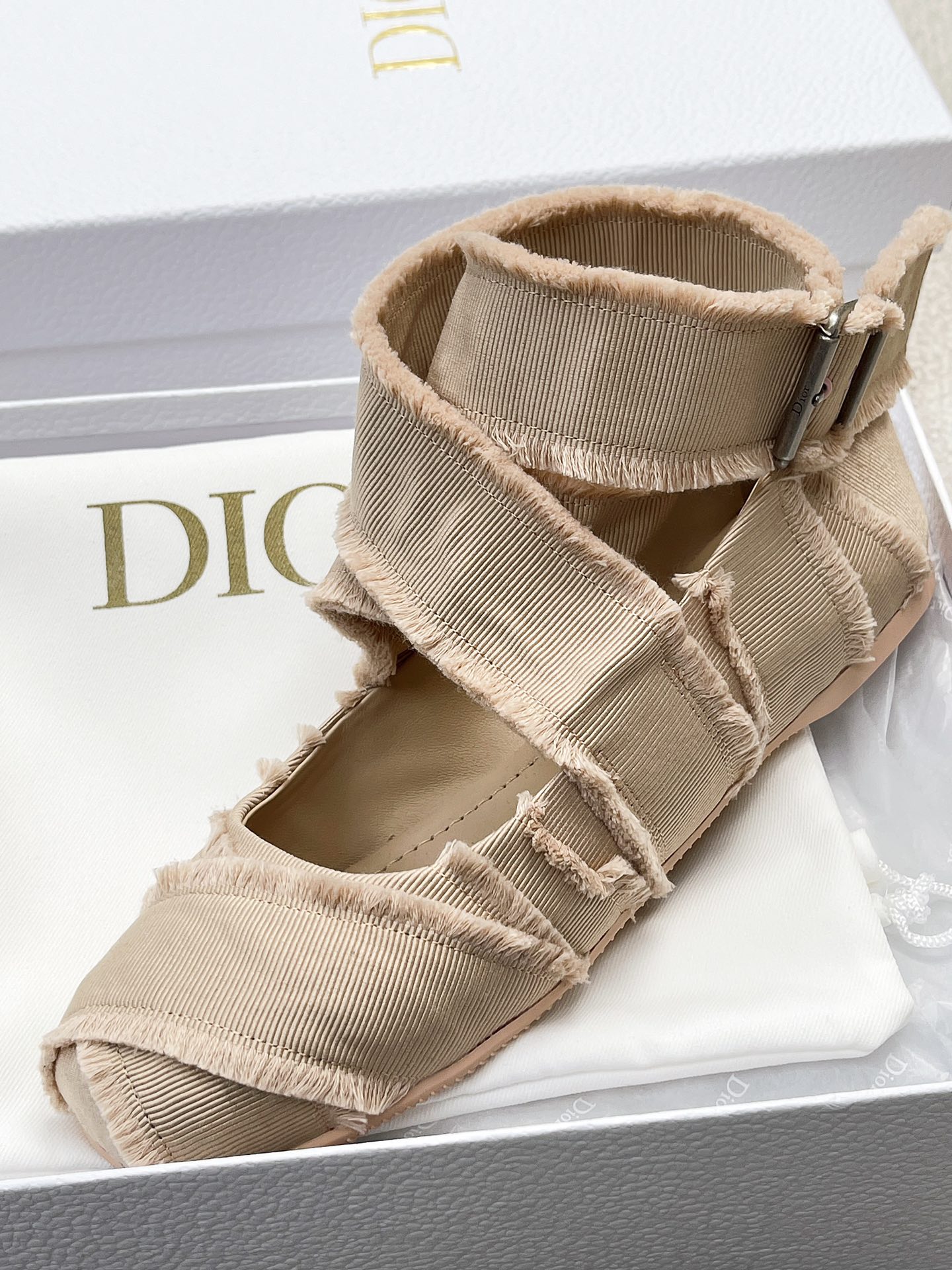 Sapatilhas de ballet DR Strappy ! Finalmente apanhou o último comboio da estética da moda do ballet || Forro em pele Os pés não têm nada a dizer Super confortáveis Todos os detalhes 1:1 restauram o teto das sapatilhas de ballet! Cor: Preto/Apricot Medidas: Medidas: 35-39 (40 por medida não reembolsável) P760-Sapatos altos