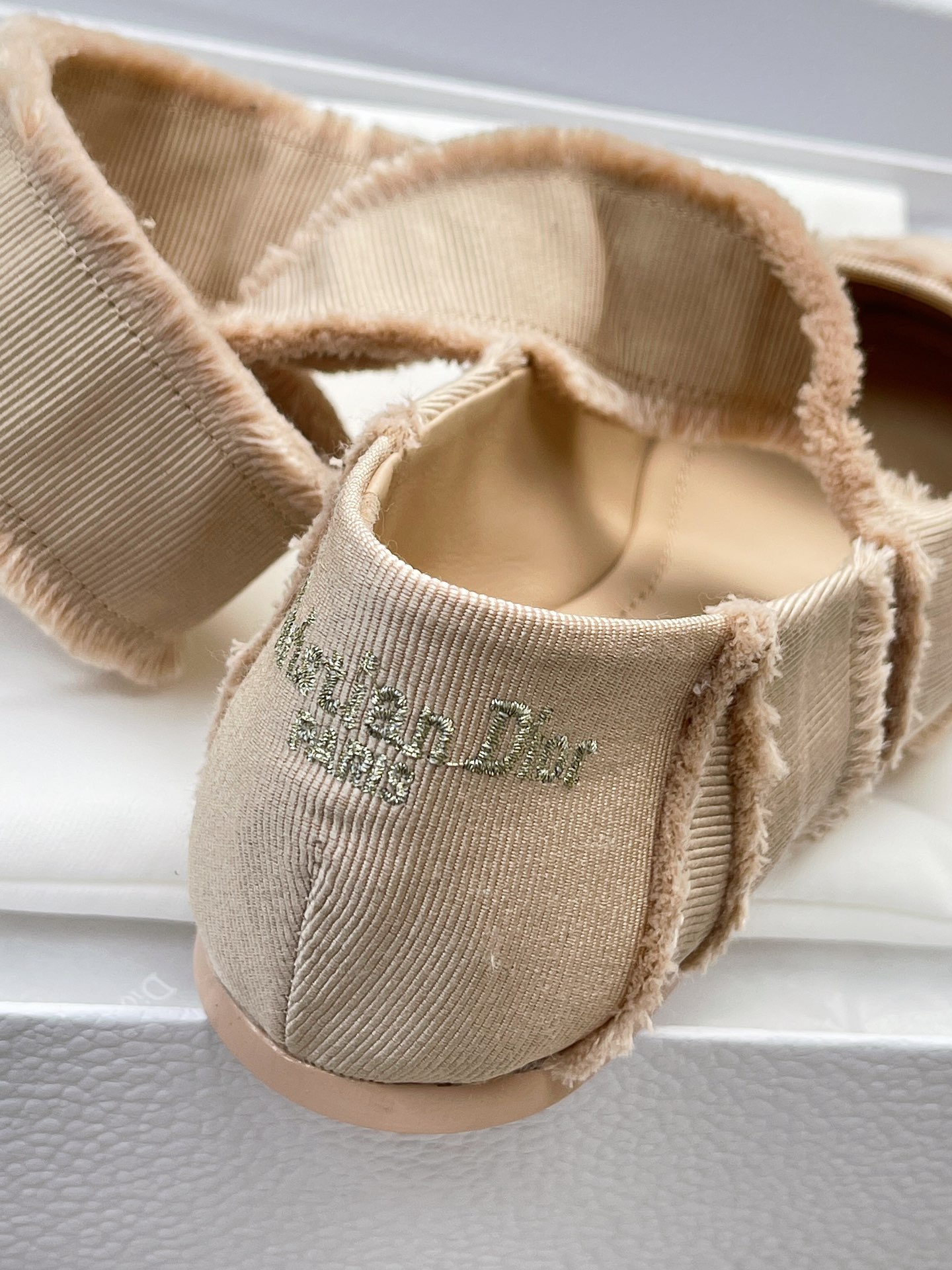 Sapatilhas de ballet DR Strappy ! Finalmente apanhou o último comboio da estética da moda do ballet || Forro em pele Os pés não têm nada a dizer Super confortáveis Todos os detalhes 1:1 restauram o teto das sapatilhas de ballet! Cor: Preto/Apricot Medidas: Medidas: 35-39 (40 por medida não reembolsável) P760-Sapatos altos