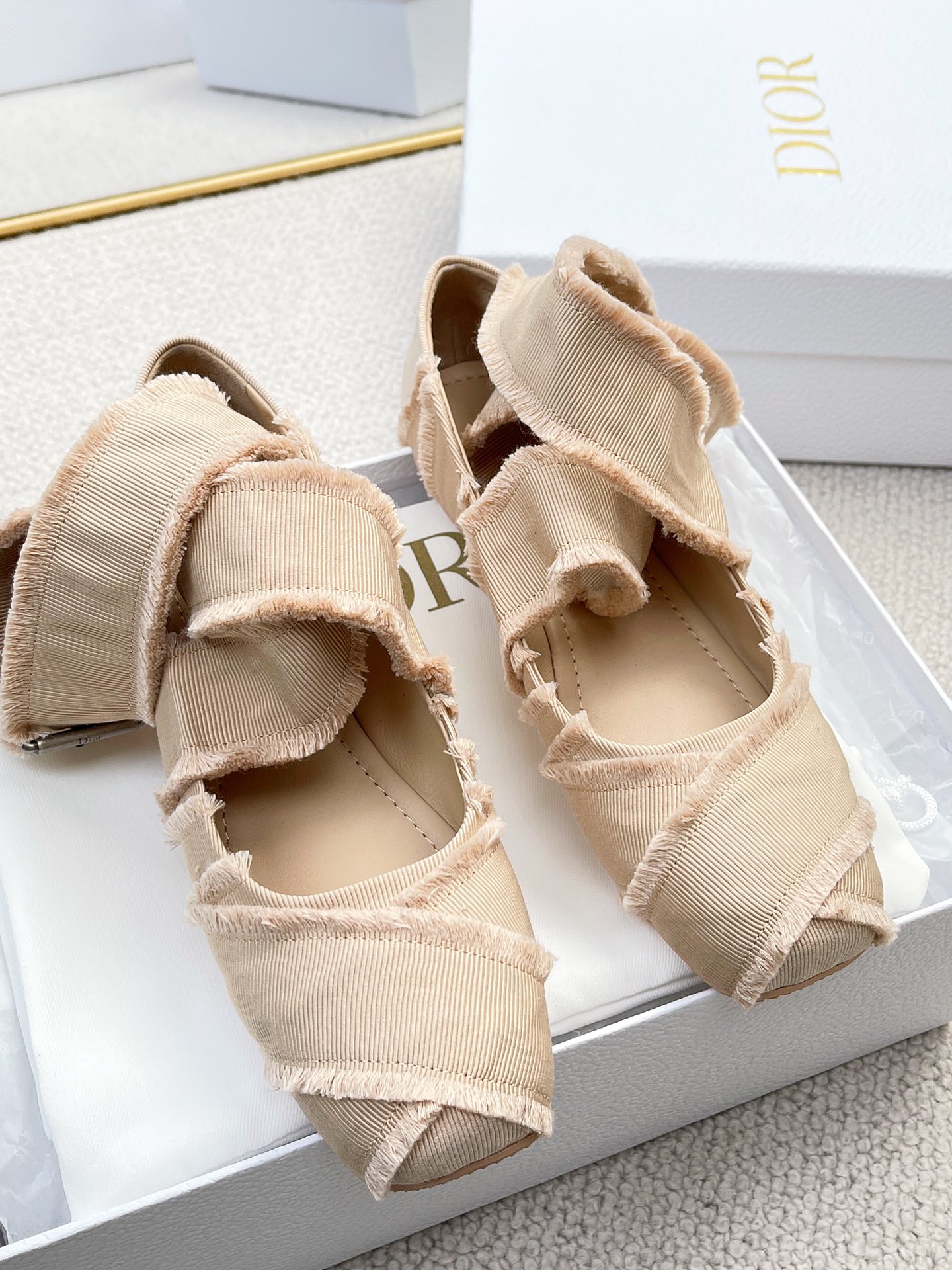 Sapatilhas de ballet DR Strappy ! Finalmente apanhou o último comboio da estética da moda do ballet || Forro em pele Os pés não têm nada a dizer Super confortáveis Todos os detalhes 1:1 restauram o teto das sapatilhas de ballet! Cor: Preto/Apricot Medidas: Medidas: 35-39 (40 por medida não reembolsável) P760-Sapatos altos