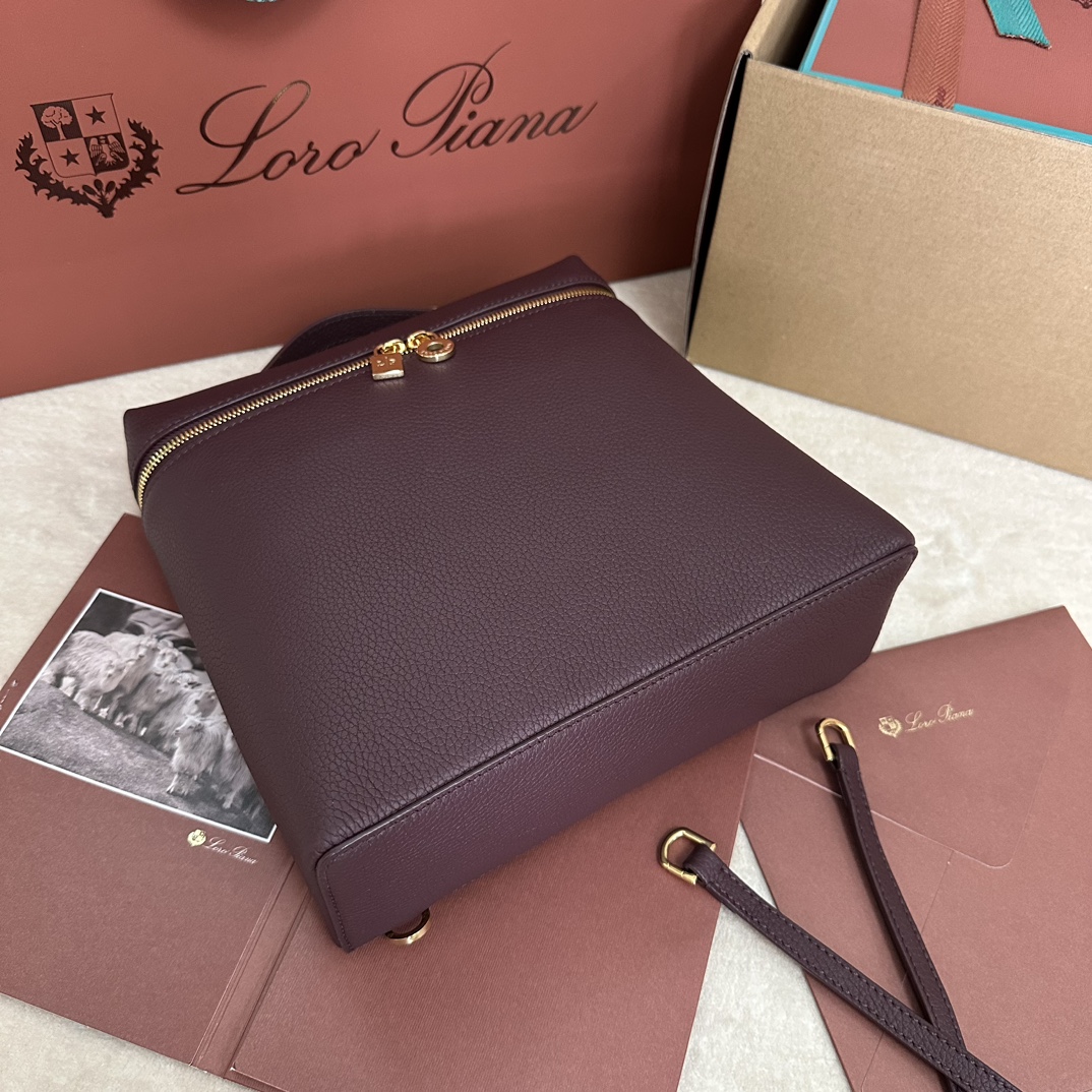 图片[4]-💰1360
Loro piana
Extra Pocket L23.5 双肩包
小牛皮/货号：FAM6491
¥50600
颜色：红豆色
这款Extra Pocket 柔软小牛皮双肩包拥有别致的梯形外观。淡淡的自然粒面赋予双肩包个性，更增强了皮革的柔软度。实用发送了设计，使其成为繁忙日常得理想配件。
尺寸：长21✖️高23.5✖️宽8cm
尺寸为手工测量，若有少许误差，敬请谅解
皮革手柄配肩带
双向拉链开合，拉链头点缀 MY Charms 坠饰
主体：牛皮革
衬里：羊皮革-高仿包包