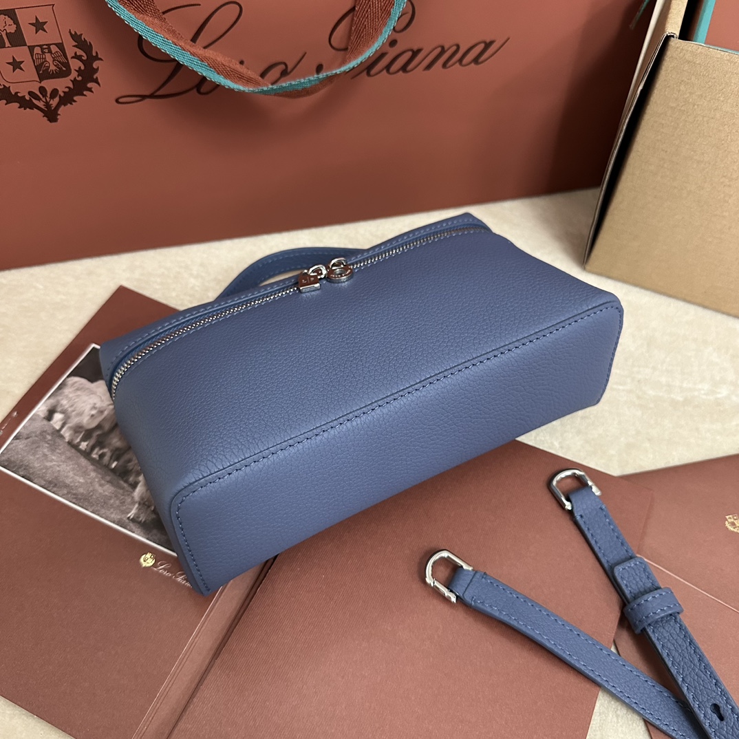 💰1160Loro pianaExtra Pocket L19 Clutch Bag Calfskin / Item: FA8393Colour: Cold IndigoDetalhes do produtoBolsa de abertura ampla confeccionada em pele de bezerro macia e amanteigada. Inclui uma alça de ombro amovível para criar uma mini bolsa versátil. Altura:11cmLargura:19cmProfundidade:6,5cm*O tamanho é medido à mão, por favor, compreenda se houver um ligeiro erro Pegas em pele com fecho de correr de duas vias, com acessórios MyCharmsMaterial do corpo:100% Pele de vacaRevestimento:100% Pele de ovelha-Fábrica de alta qualidade