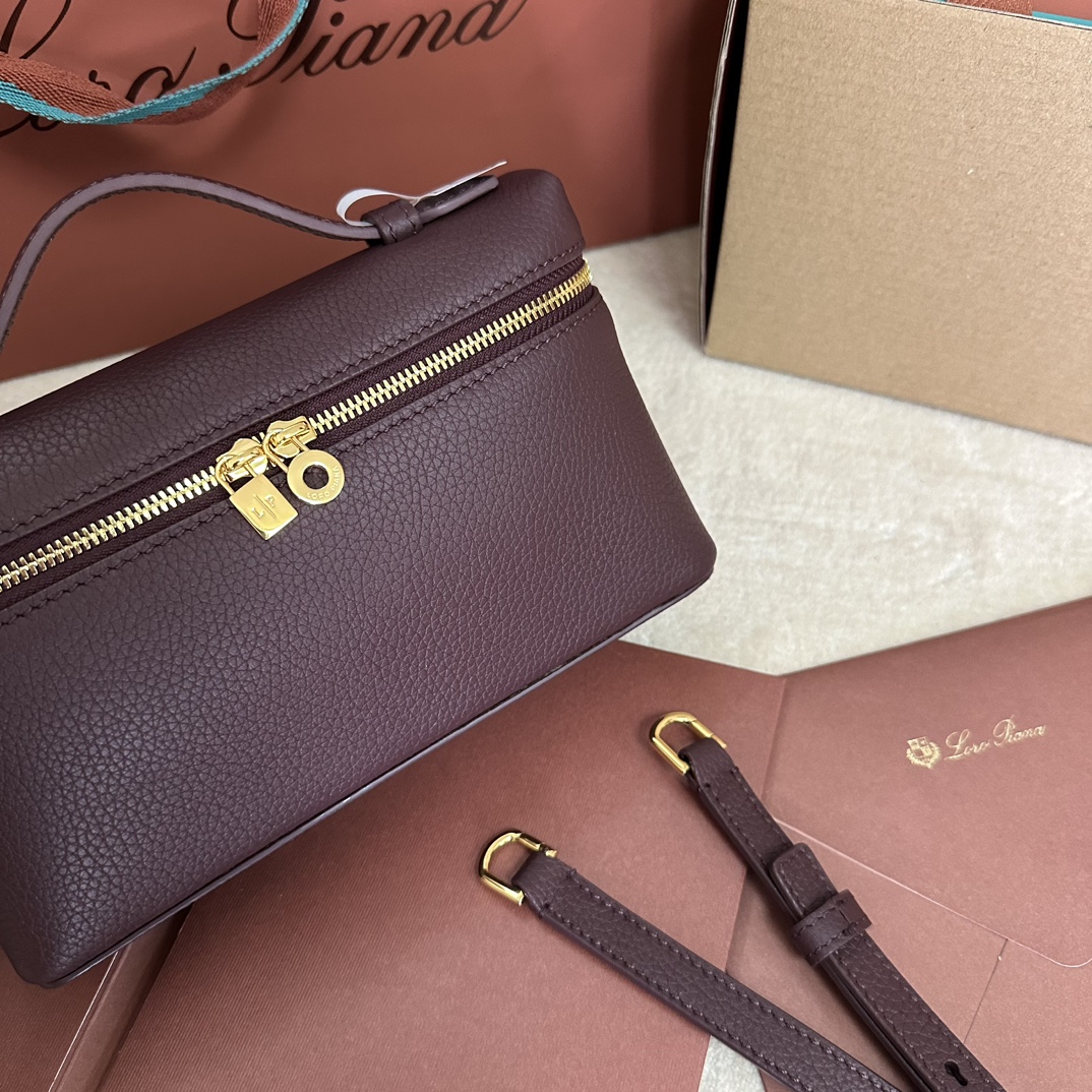 💰1160Loro pianaExtra Pocket L19 Clutch Bag Calfskin / Item: FA8393Colour: Cold IndigoDetalhes do produtoBolsa de abertura ampla confeccionada em pele de bezerro macia e amanteigada. Inclui uma alça de ombro amovível para criar uma mini bolsa versátil. Altura:11cmLargura:19cmProfundidade:6,5cm*O tamanho é medido à mão, por favor, compreenda se houver um ligeiro erro Pegas em pele com fecho de correr de duas vias, com acessórios MyCharmsMaterial do corpo:100% Pele de vacaRevestimento:100% Pele de ovelha-Fábrica de alta qualidade