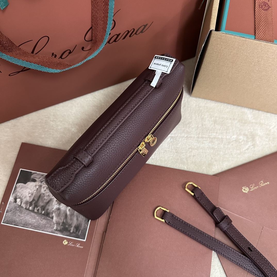 图片[4]-💰1160
Loro piana
Extra Pocket L19手拿包
小牛皮/货号:FA8393
颜色：红豆色
产品详情
宽开口小袋采用如黄油般柔软的小牛皮打造。随附可拆卸肩带，可打造出百搭迷你包袋。高度:11厘米宽度:19厘米深度:6.5厘米
*尺寸为手工测量，若有少许误差，敬请谅解皮革手柄
双向拉链开合，搭配MyCharms饰物主体材质:100%牛皮革里料:100%羊皮革-高仿包包