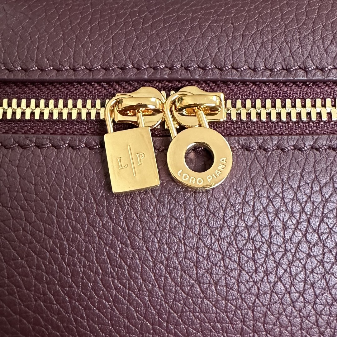 图片[7]-💰1160
Loro piana
Extra Pocket L19手拿包
小牛皮/货号:FA8393
颜色：红豆色
产品详情
宽开口小袋采用如黄油般柔软的小牛皮打造。随附可拆卸肩带，可打造出百搭迷你包袋。高度:11厘米宽度:19厘米深度:6.5厘米
*尺寸为手工测量，若有少许误差，敬请谅解皮革手柄
双向拉链开合，搭配MyCharms饰物主体材质:100%牛皮革里料:100%羊皮革-高仿包包