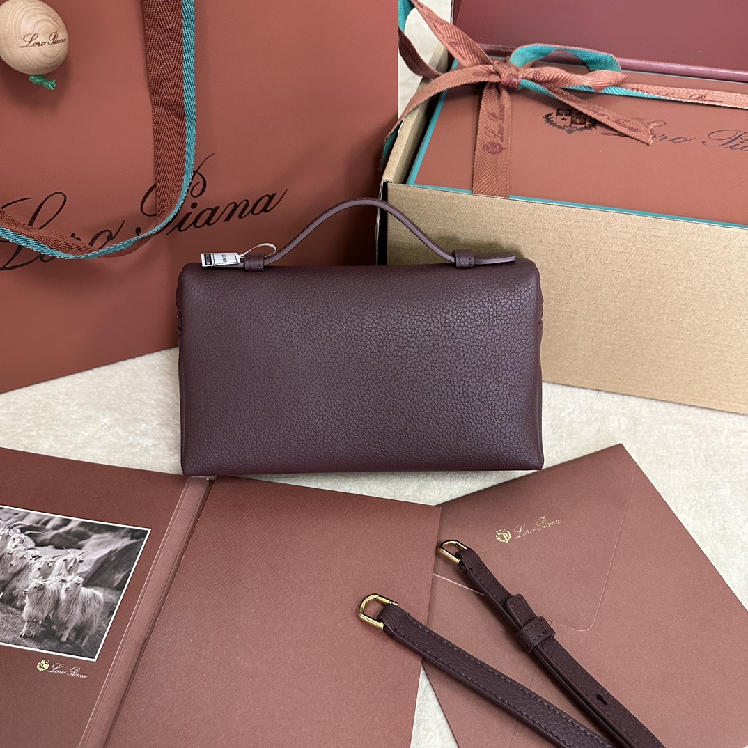 图片[2]-💰1160
Loro piana
Extra Pocket L19手拿包
小牛皮/货号:FA8393
颜色：红豆色
产品详情
宽开口小袋采用如黄油般柔软的小牛皮打造。随附可拆卸肩带，可打造出百搭迷你包袋。高度:11厘米宽度:19厘米深度:6.5厘米
*尺寸为手工测量，若有少许误差，敬请谅解皮革手柄
双向拉链开合，搭配MyCharms饰物主体材质:100%牛皮革里料:100%羊皮革-高仿包包