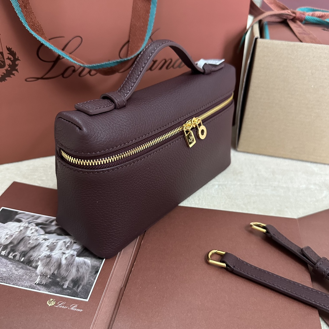 图片[3]-💰1160
Loro piana
Extra Pocket L19手拿包
小牛皮/货号:FA8393
颜色：红豆色
产品详情
宽开口小袋采用如黄油般柔软的小牛皮打造。随附可拆卸肩带，可打造出百搭迷你包袋。高度:11厘米宽度:19厘米深度:6.5厘米
*尺寸为手工测量，若有少许误差，敬请谅解皮革手柄
双向拉链开合，搭配MyCharms饰物主体材质:100%牛皮革里料:100%羊皮革-高仿包包