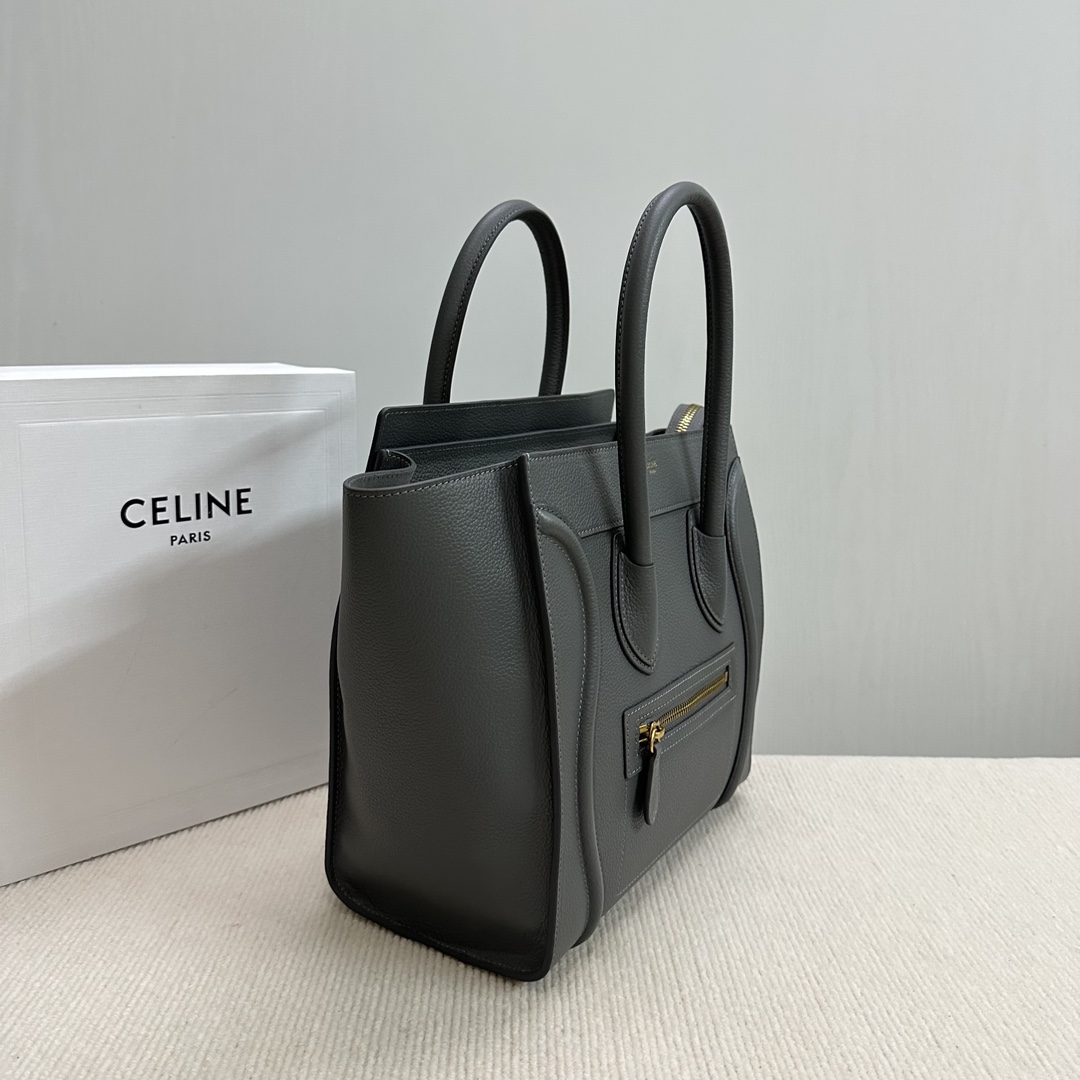 P1800 CELINELuggage Sac Smiley ▶️🔗Classic, timeless, top version, newly upgraded🔻.❤️ Un vieux favori depuis de nombreuses années, mais cette année, il n'a pas renoncé à son amour.❤️ Un extérieur strict, un esprit énergique, et des pièces métalliques vintage de couleur argentée, belles et fières.La silhouette parfaite du ❤️ est une combinaison d'un haut large et d'un bas étroit.❤️ convient parfaitement à l'employée de bureau, mais aussi aux styles décontractés, glamour et différents (avec emballage).Numéro d'article : 189793 Imprimé litchi/gris fuméTaille : 27-25-26 💰