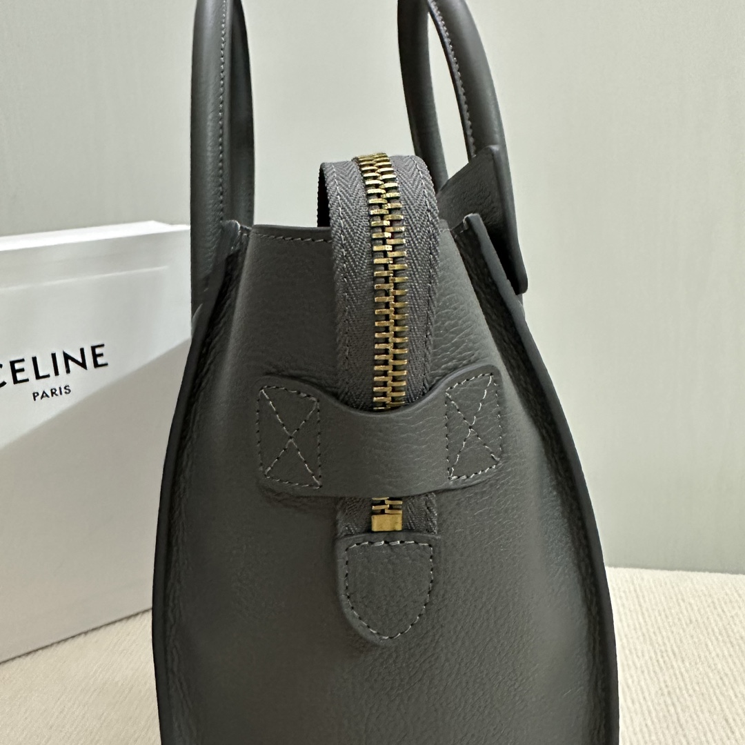 P1800 CELINELuggage Smiley Bag ▶️🔗Clássica, intemporal, versão top, recém actualizada🔻.❤️ Um velho favorito por muitos anos, mas este ano não desistiu de seu amor.❤️ Um exterior rigoroso, um espírito enérgico e peças de metal vintage de cor prata, bonito e orgulhoso.A silhueta perfeita do ❤️ é uma combinação de uma parte superior larga e uma parte inferior estreita.O ❤️ é o modelo perfeito para o trabalhador de escritório, mas também para estilos casuais, glamorosos e diferentes (com embalagem).N.º do artigo: 189793 Lychee/Smoke GreyTamanho: 27-25-26 💰