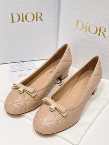 DR novos sapatos de ballet de pérola de treliça de diamante! Laço embelezado com detalhes de CD da pérola bom bom charme Requintado pequenas mulheres devem ter modelos Todos os tipos de sabores no pé no pé fino e conforto de alto nível também para fazer o perfeito impecável! Altura do calcanhar 3CM Cor: preto, branco, alperce, cor-de-rosa Medidas: 35-39 (40, 41 por medida não reembolsável e não permutável) P760-Sapatos altos