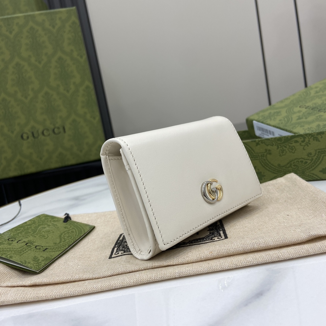 p360 GUCCI Marmont Card HolderThe brand's iconic motifs are transformed into varied yet classic symbols that add color to the new collectionIn this card holder, the two-tone iconic Double G logo is vividly embellished on the body of the bag with white and ebony GG Supreme canvas and white leatherWhite and ebony GG Supreme canvasWhite Leather pipingClouded fabric liningTwo-tone double GInterior: two open pocketsSnap closureWeight: approx. 0.63 kgModel No.: 790067Size: 7.5 (L) x 11 (W) x 2 cm (Thickness)Colors: White/Italian Creation-High-quality imitation factory