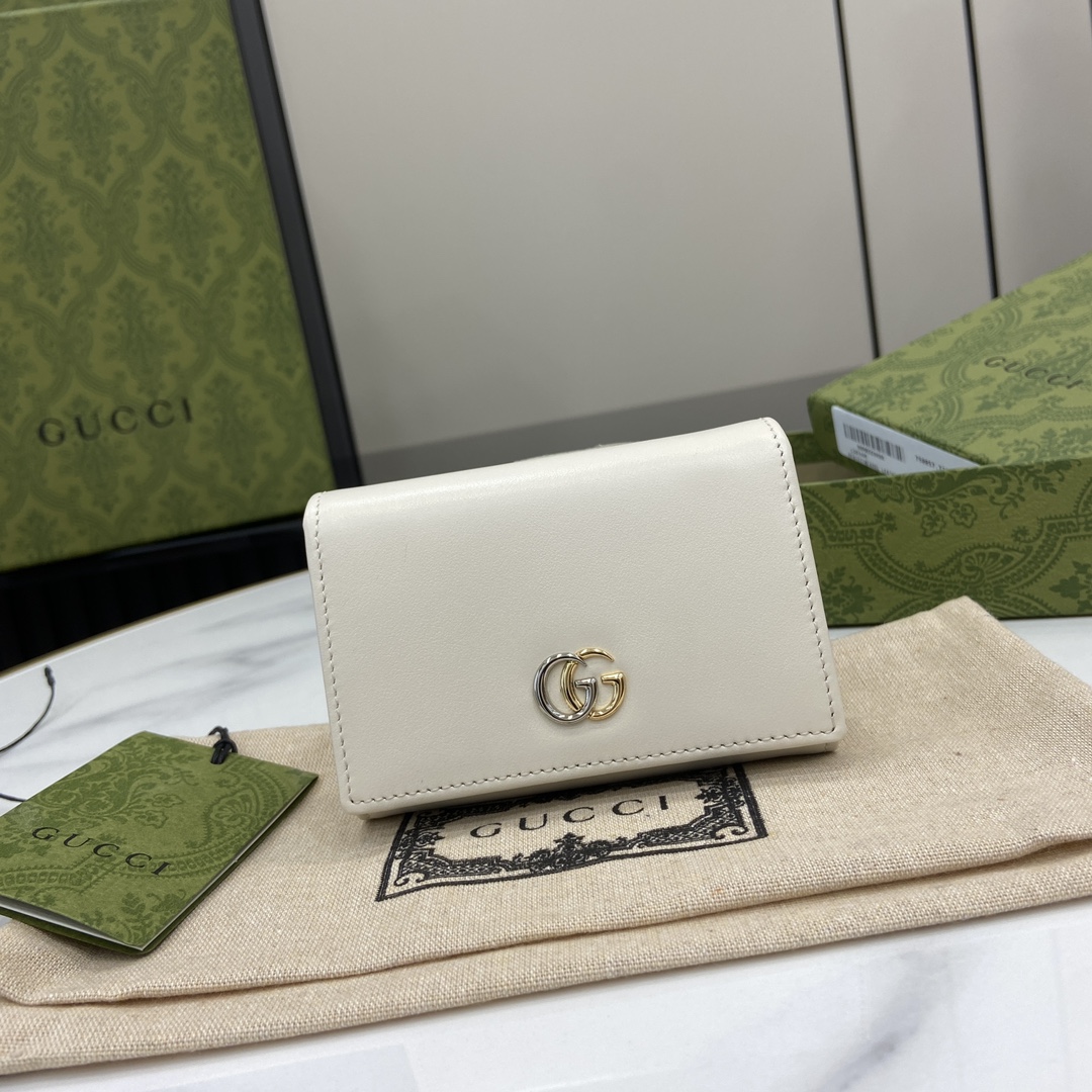 p360 GUCCI Marmont Card HolderThe brand's iconic motifs are transformed into varied yet classic symbols that add color to the new collectionIn this card holder, the two-tone iconic Double G logo is vividly embellished on the body of the bag with white and ebony GG Supreme canvas and white leatherWhite and ebony GG Supreme canvasWhite Leather pipingClouded fabric liningTwo-tone double GInterior: two open pocketsSnap closureWeight: approx. 0.63 kgModel No.: 790067Size: 7.5 (L) x 11 (W) x 2 cm (Thickness)Colors: White/Italian Creation-High-quality imitation factory