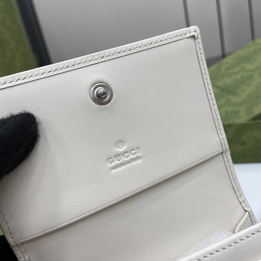 p360 GUCCI Marmont Card HolderThe brand's iconic motifs are transformed into varied yet classic symbols that add color to the new collectionIn this card holder, the two-tone iconic Double G logo is vividly embellished on the body of the bag with white and ebony GG Supreme canvas and white leatherWhite and ebony GG Supreme canvasWhite Leather pipingClouded fabric liningTwo-tone double GInterior: two open pocketsSnap closureWeight: approx. 0.63 kgModel No.: 790067Size: 7.5 (L) x 11 (W) x 2 cm (Thickness)Colors: White/Italian Creation-High-quality imitation factory